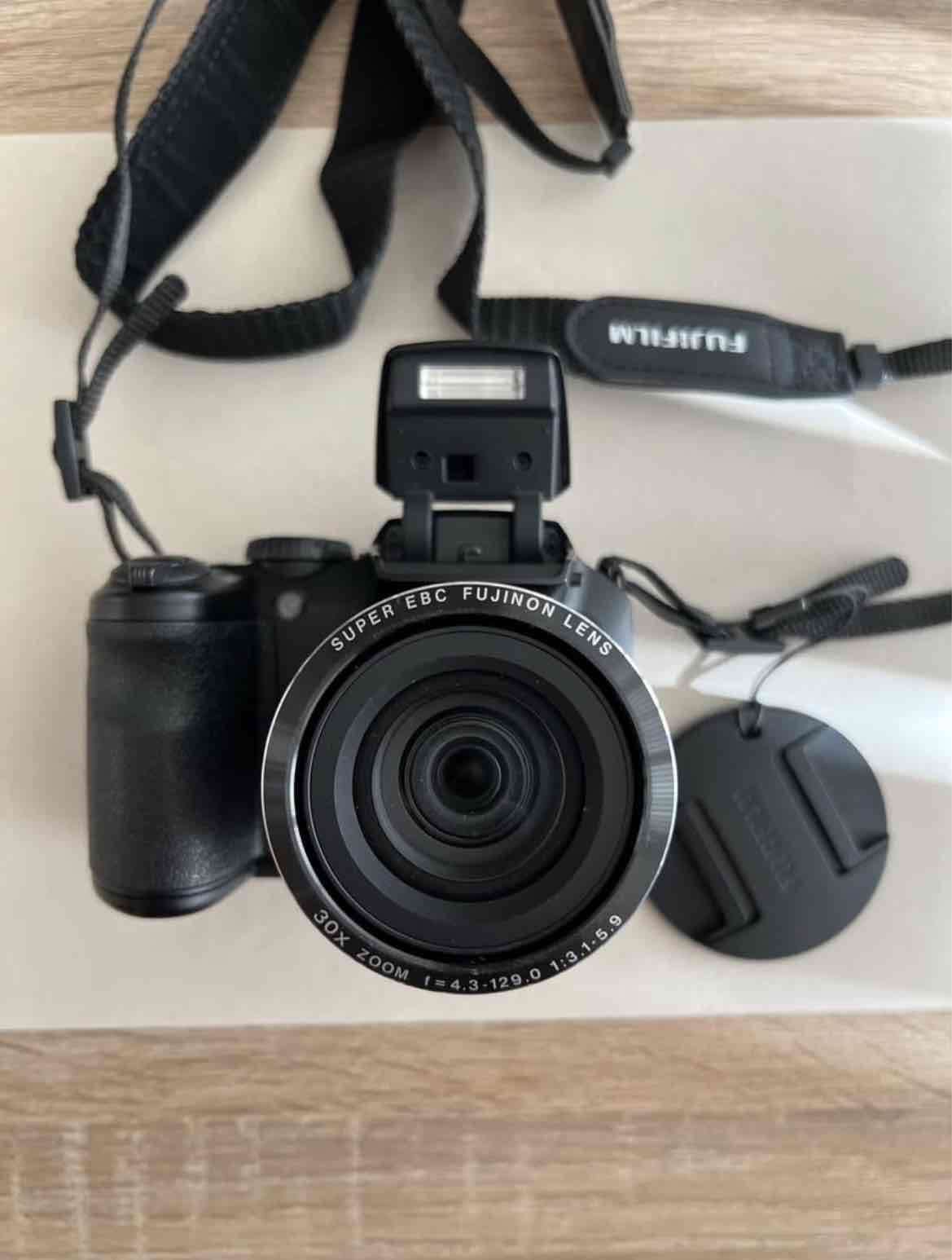 Cámara Fujifilm con lente zoom - miniatura 1