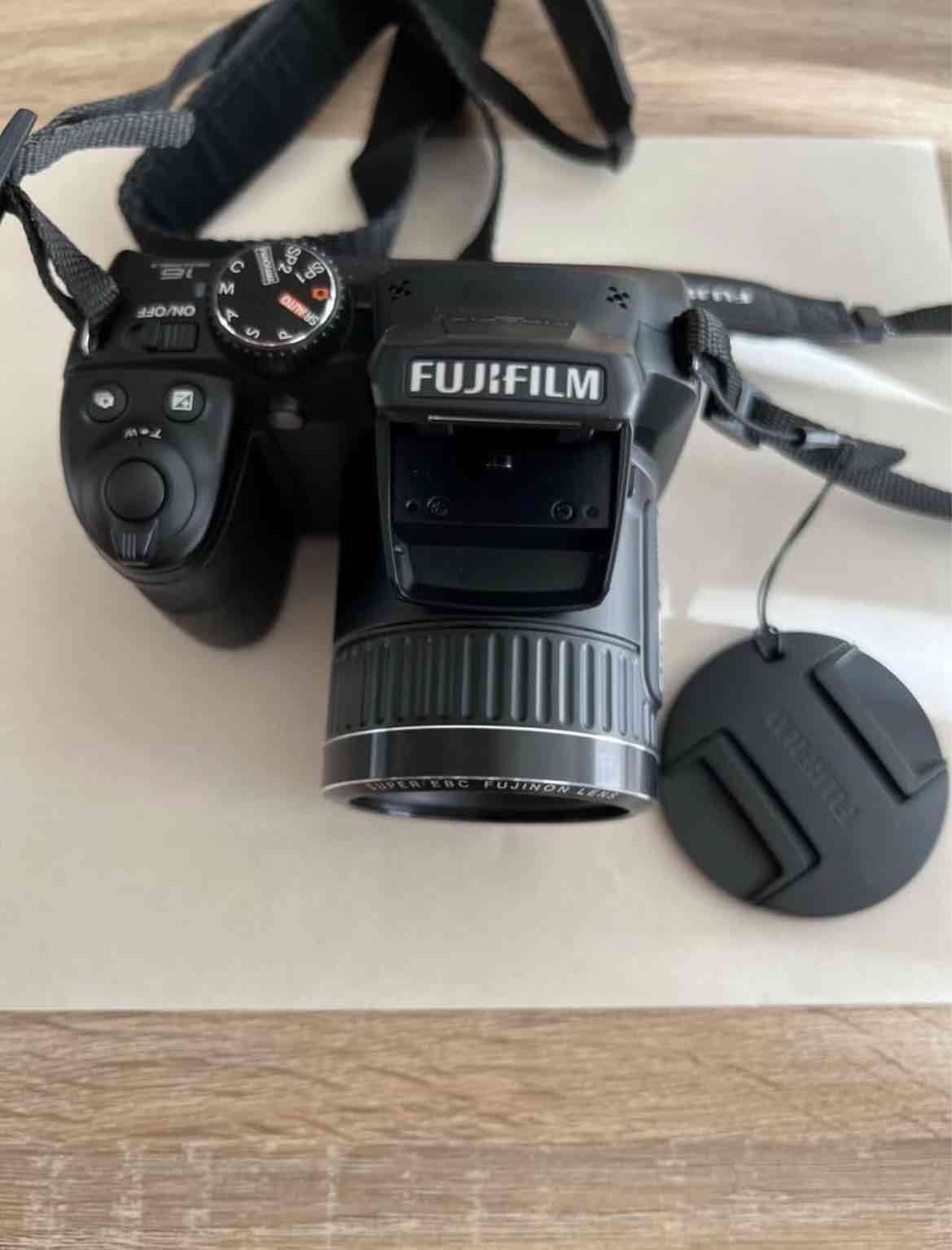 Cámara Fujifilm con lente zoom - miniatura 2