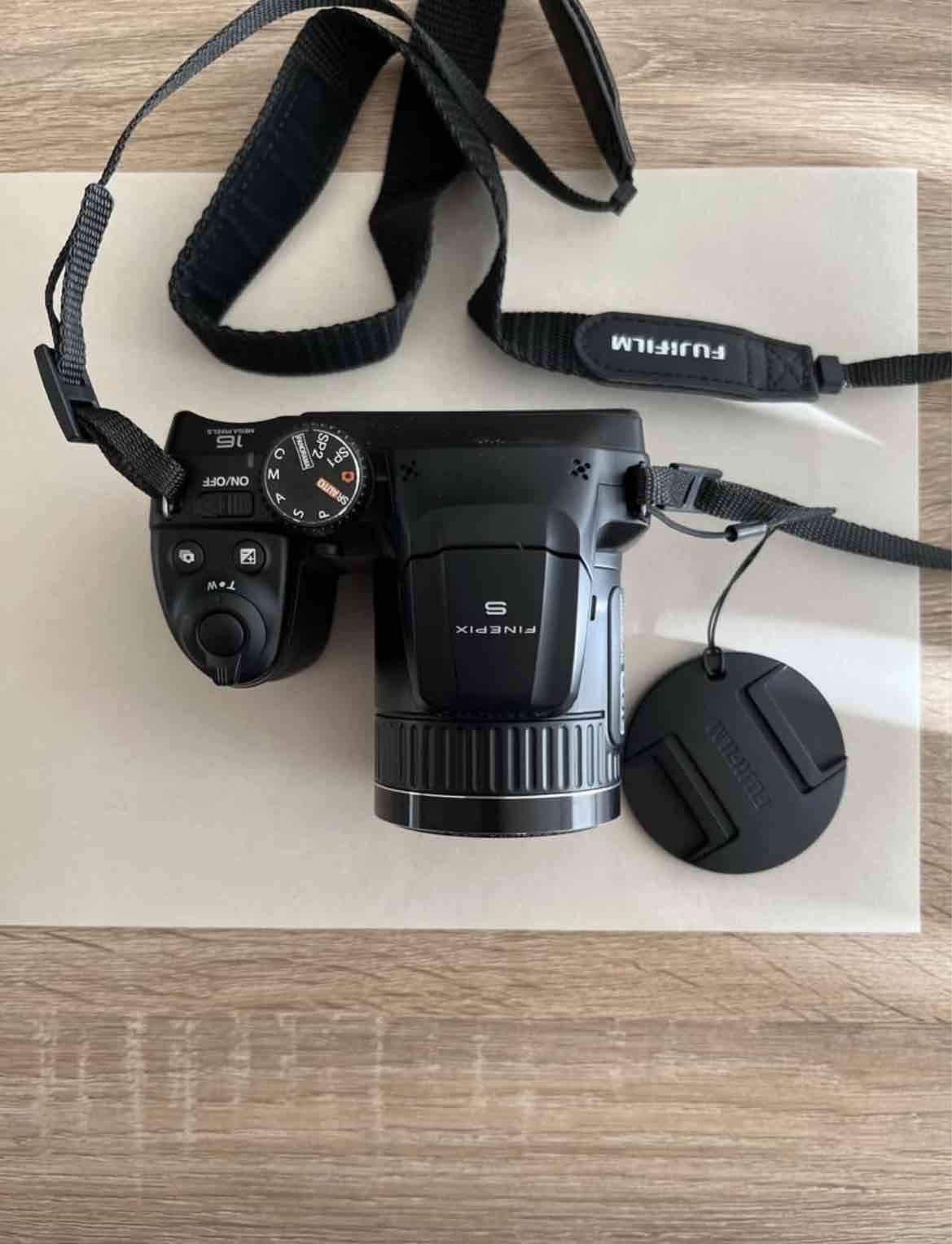 Cámara Fujifilm con lente zoom - miniatura 3