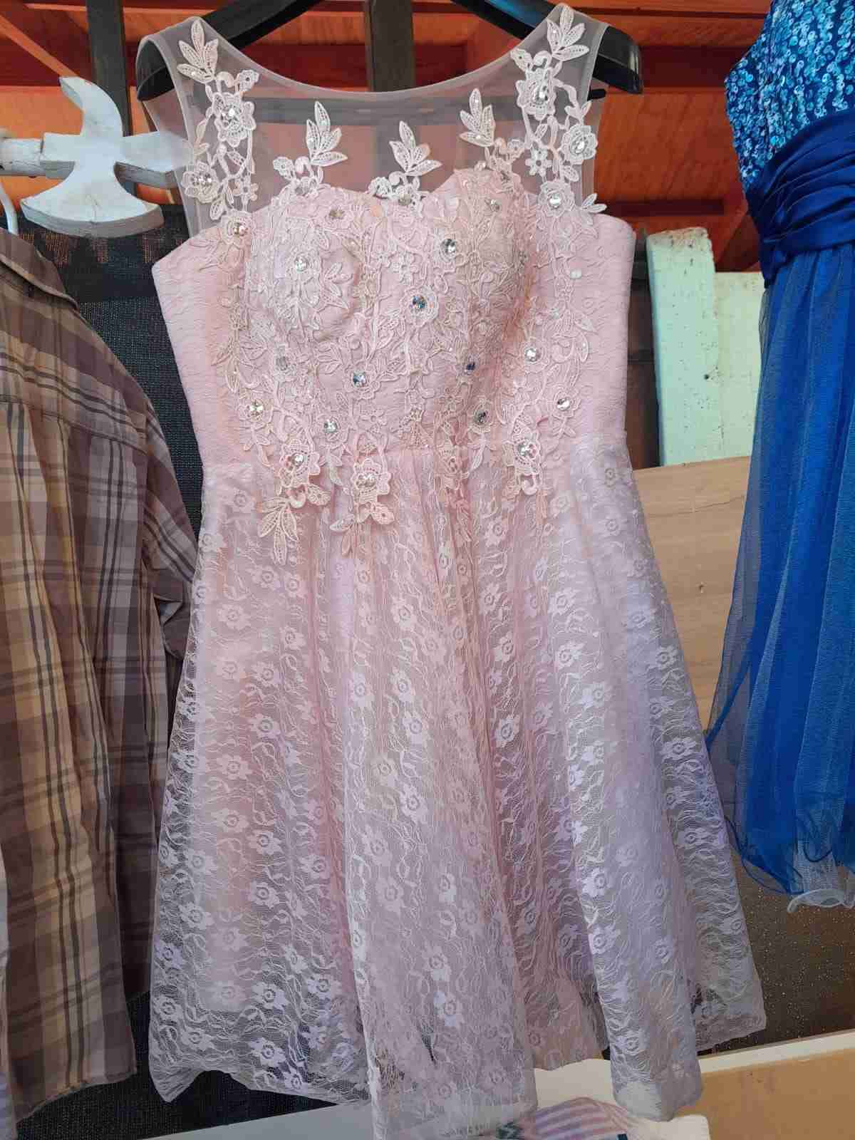 Vestido rosa de encaje