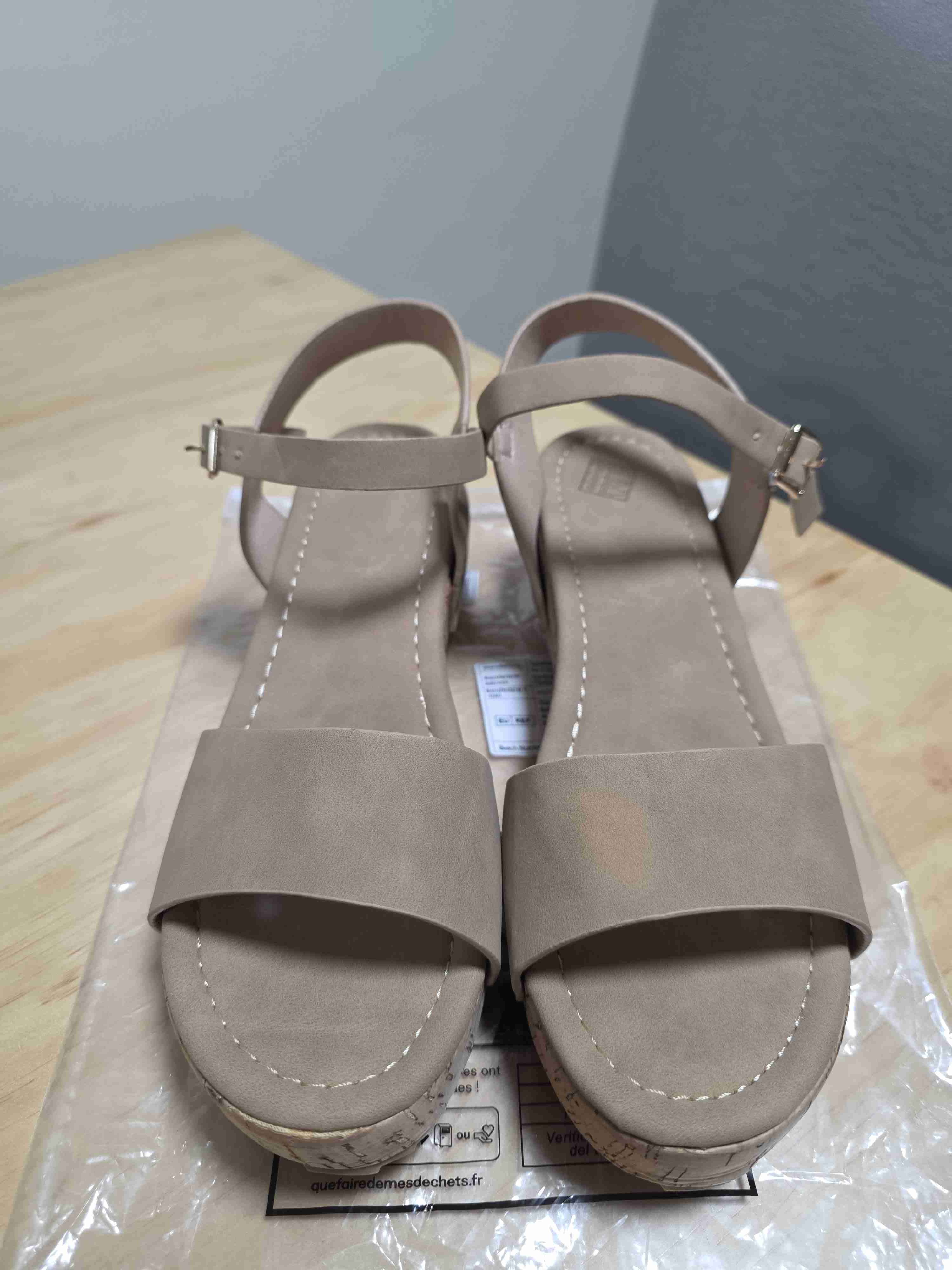 Sandalias beige con ajuste lateral - miniatura 1