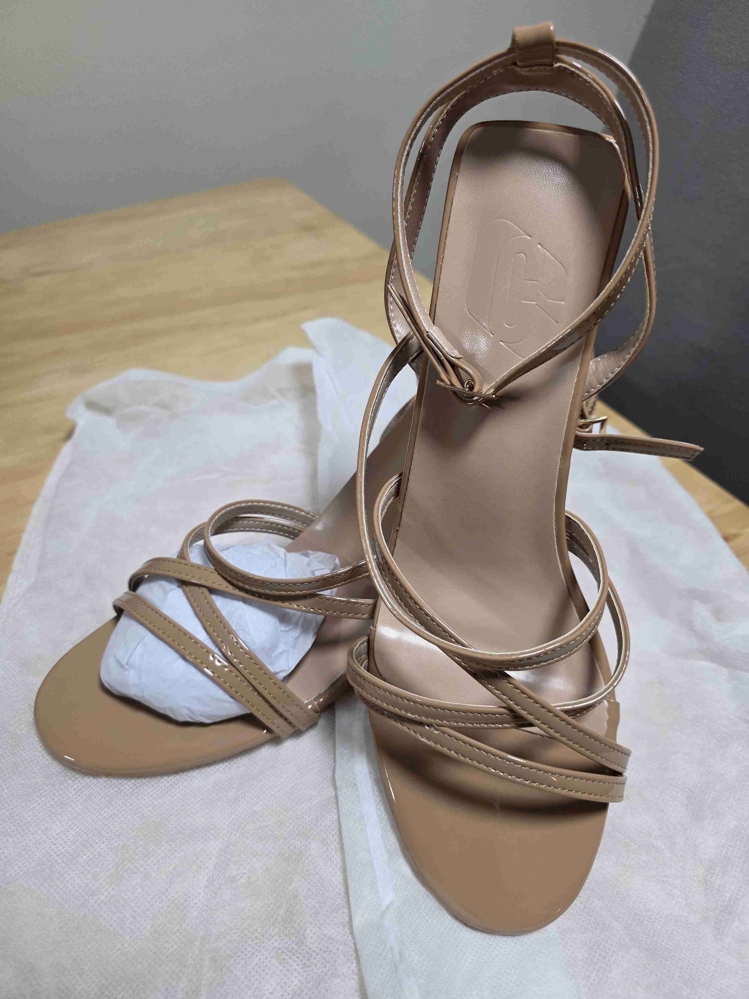 Sandalias beige con tiras - miniatura 1