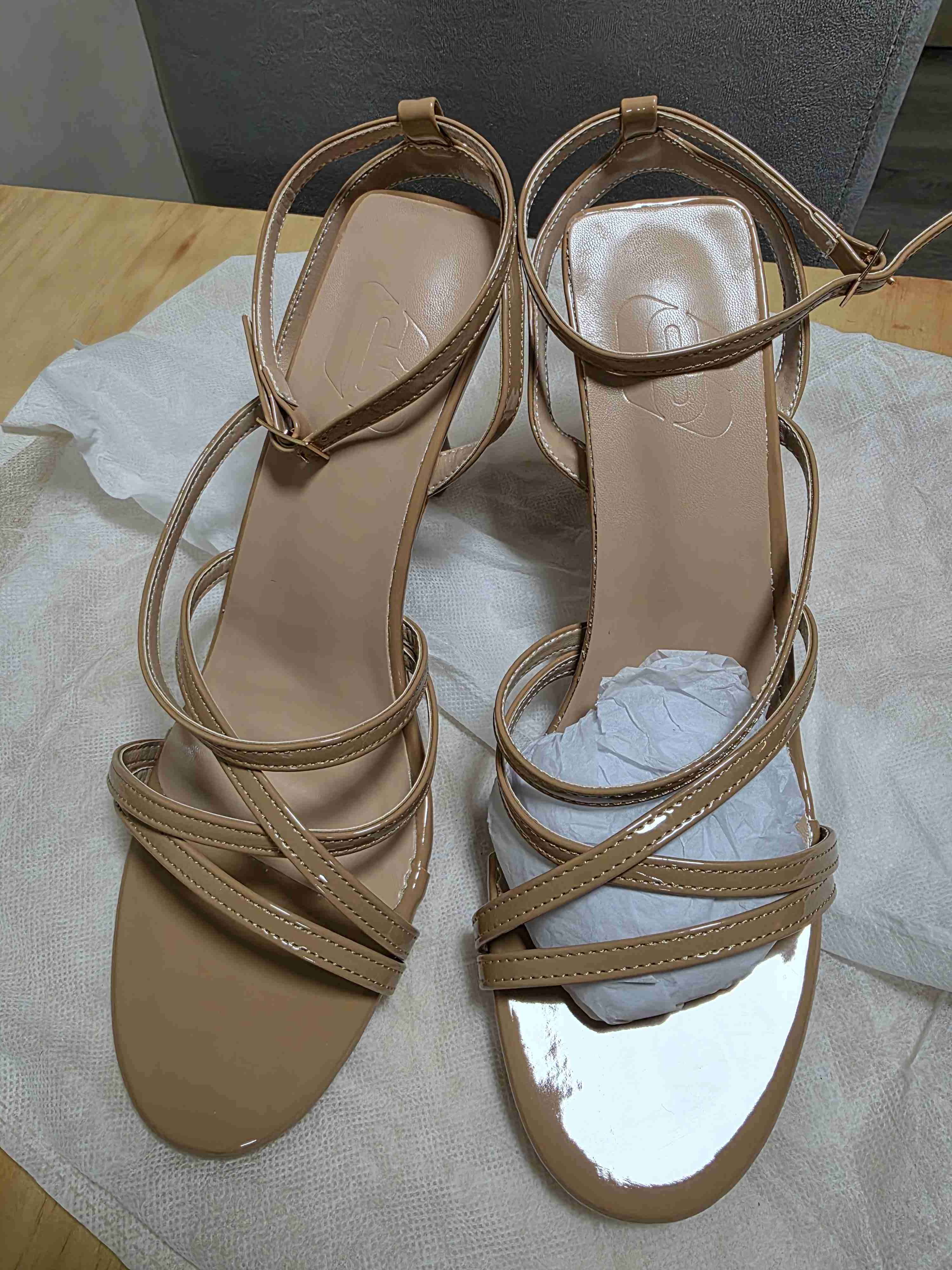 Sandalias beige con tiras - miniatura 2