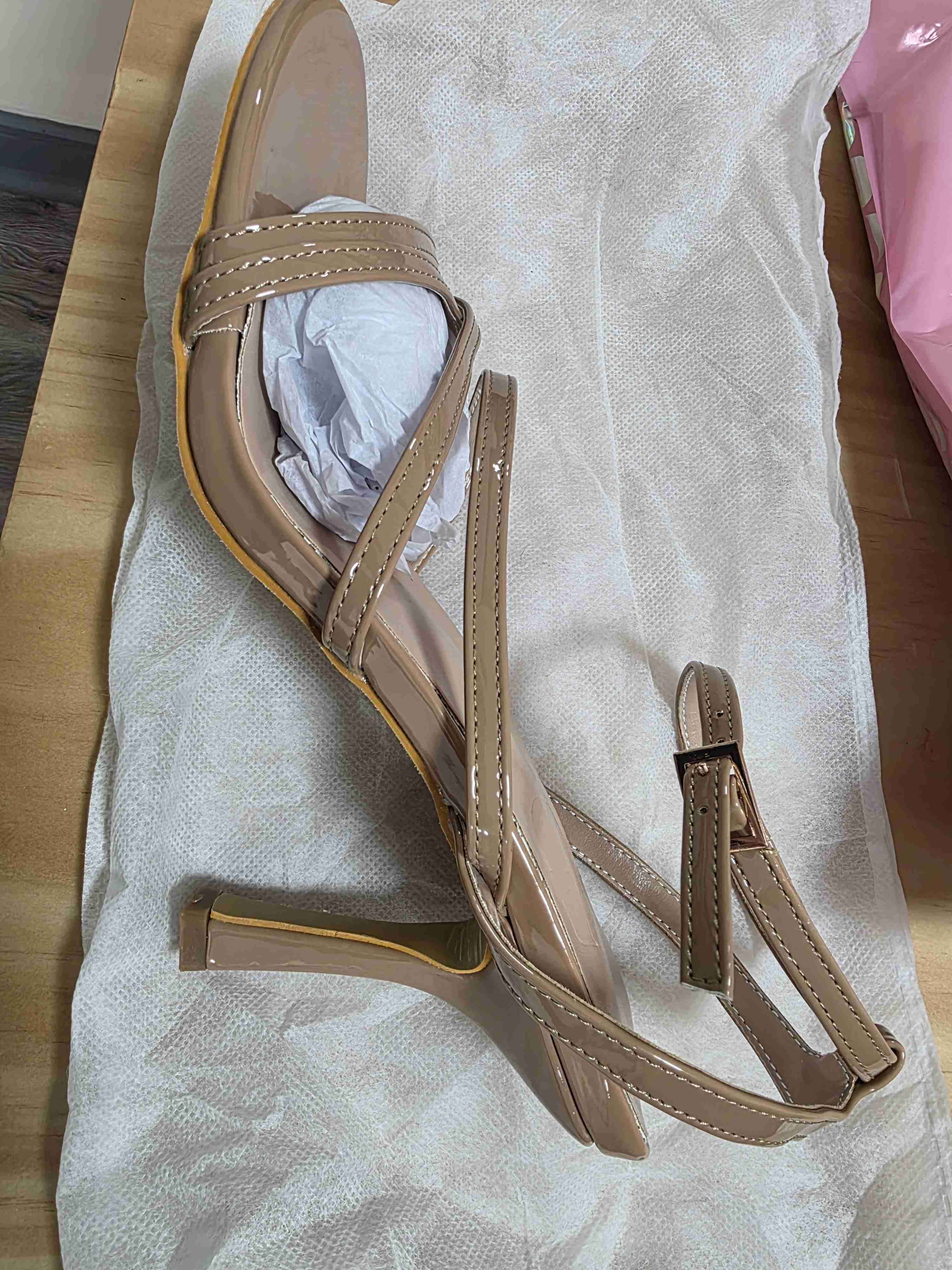 Sandalias beige con tiras - miniatura 3