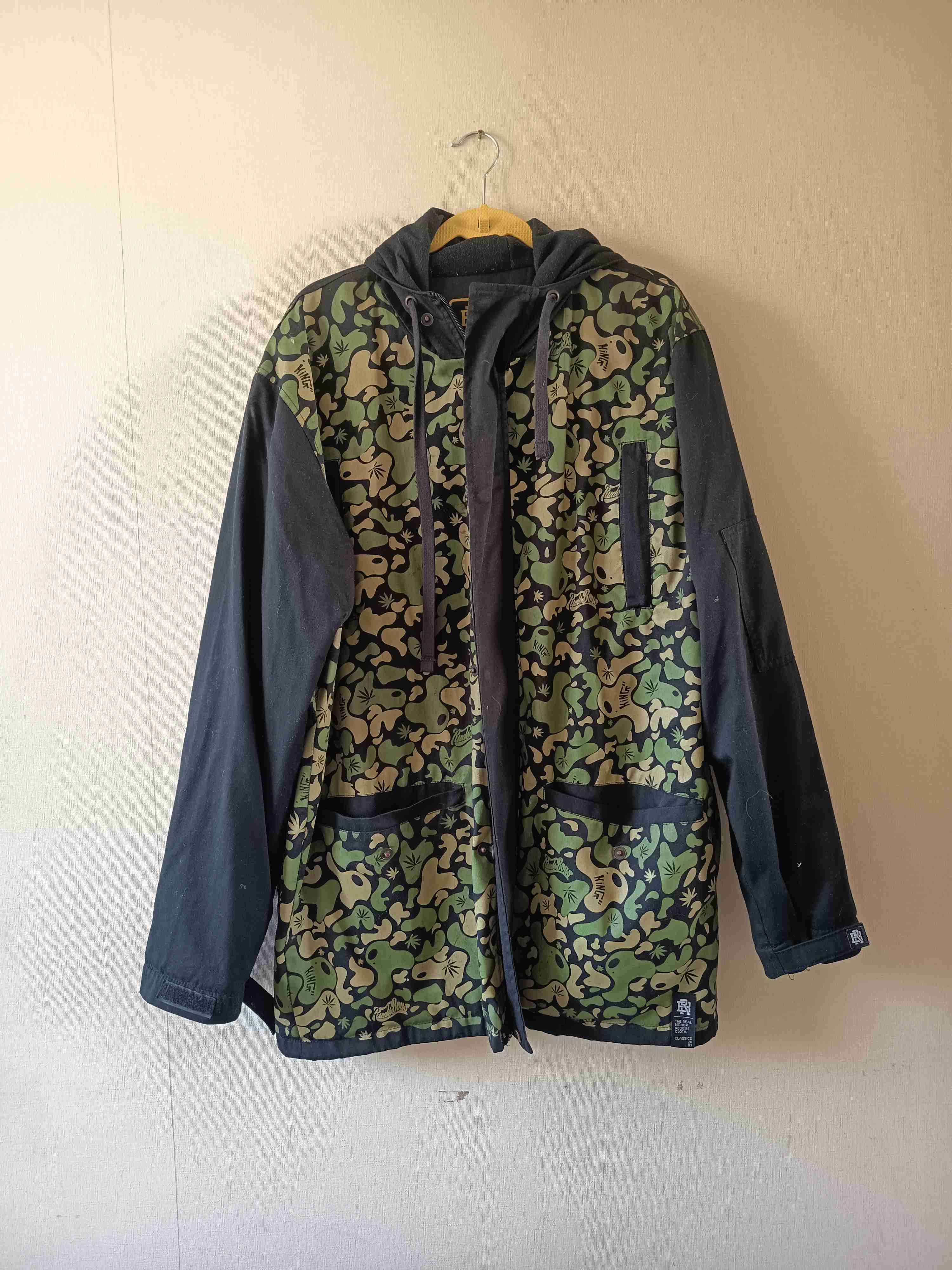 Parka camuflada con capucha