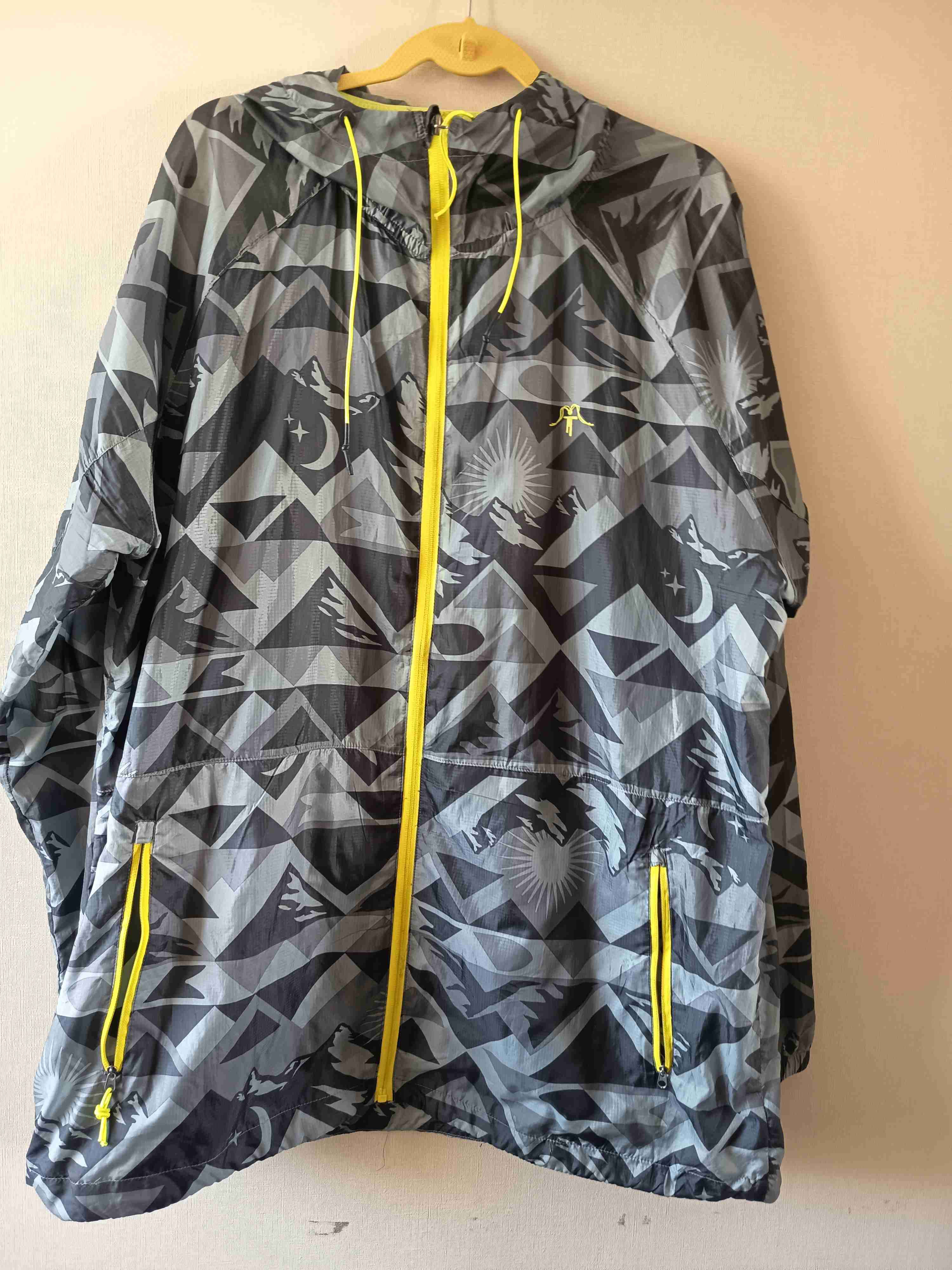 Corta viento estampado gris y amarillo - miniatura 1
