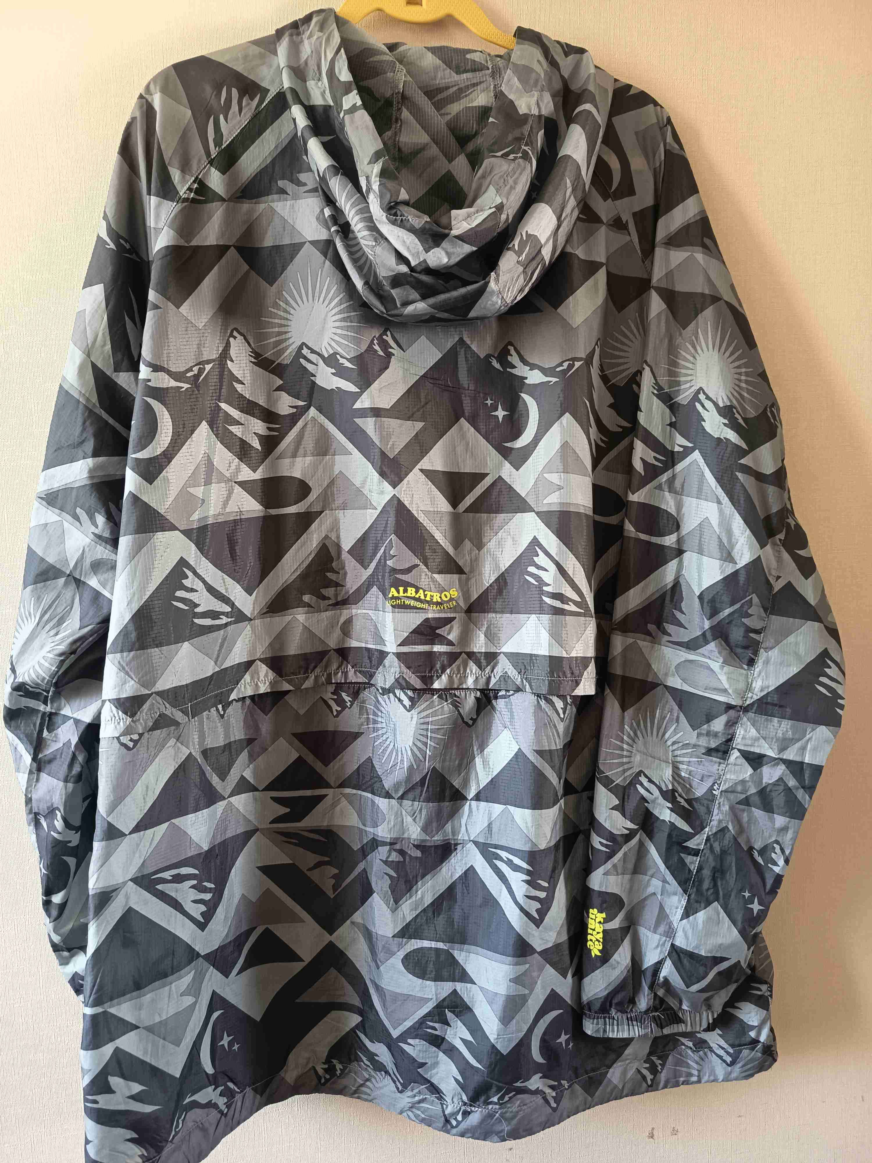 Corta viento estampado gris y amarillo - miniatura 2