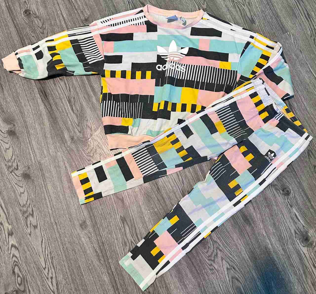 Conjunto deportivo estampado adidas - miniatura 1