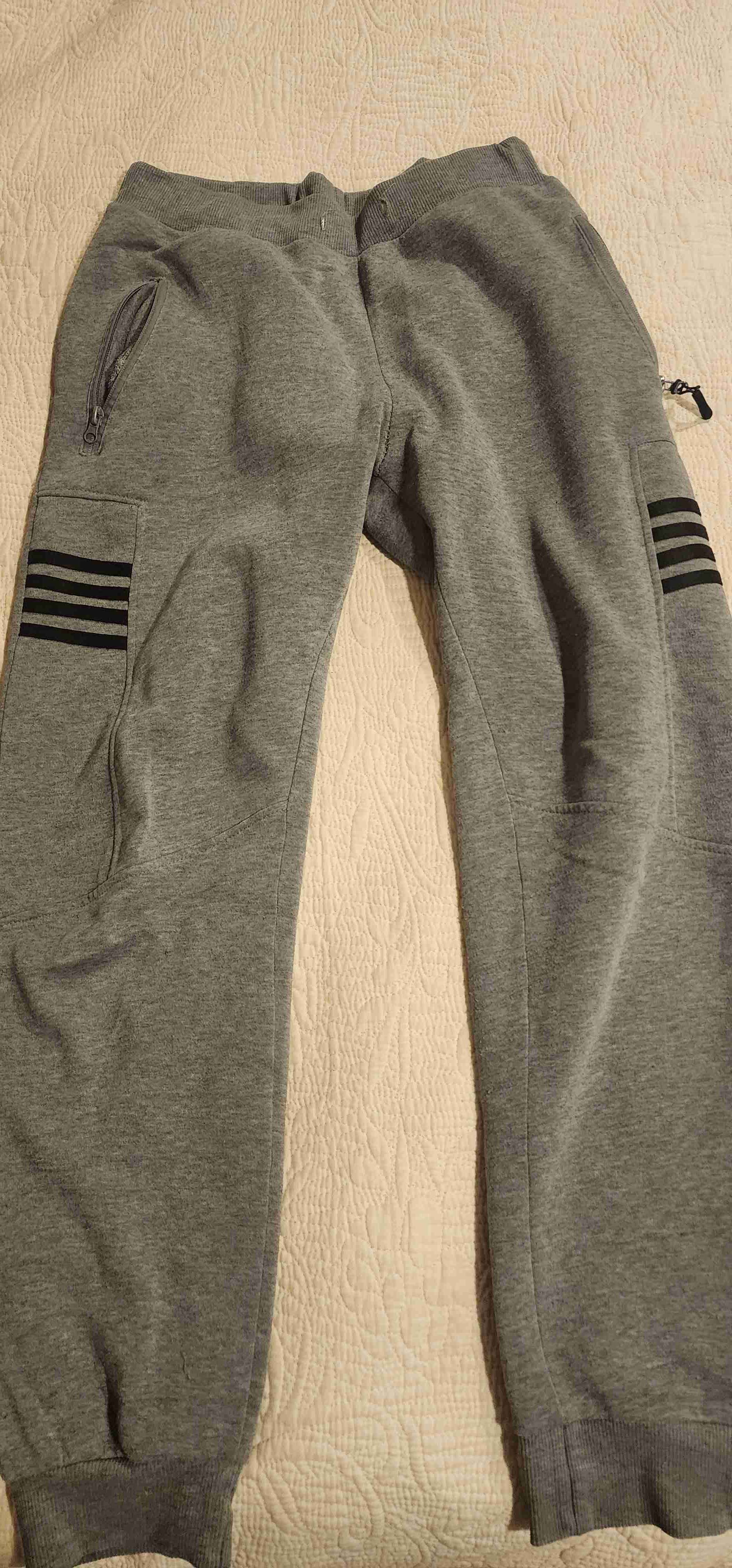 Pantalón deportivo gris con rayas