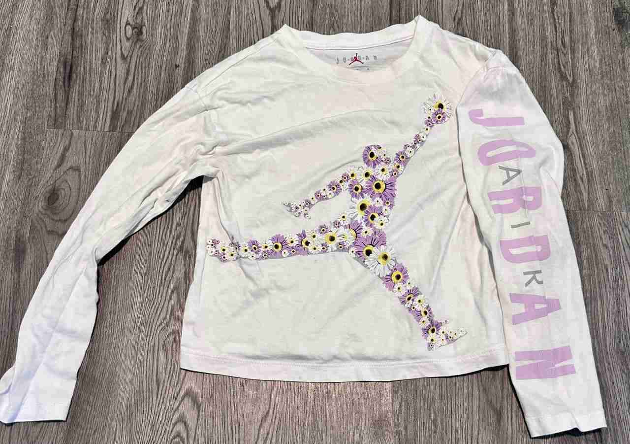 Polera Jordan blanca con flores talla 10/12