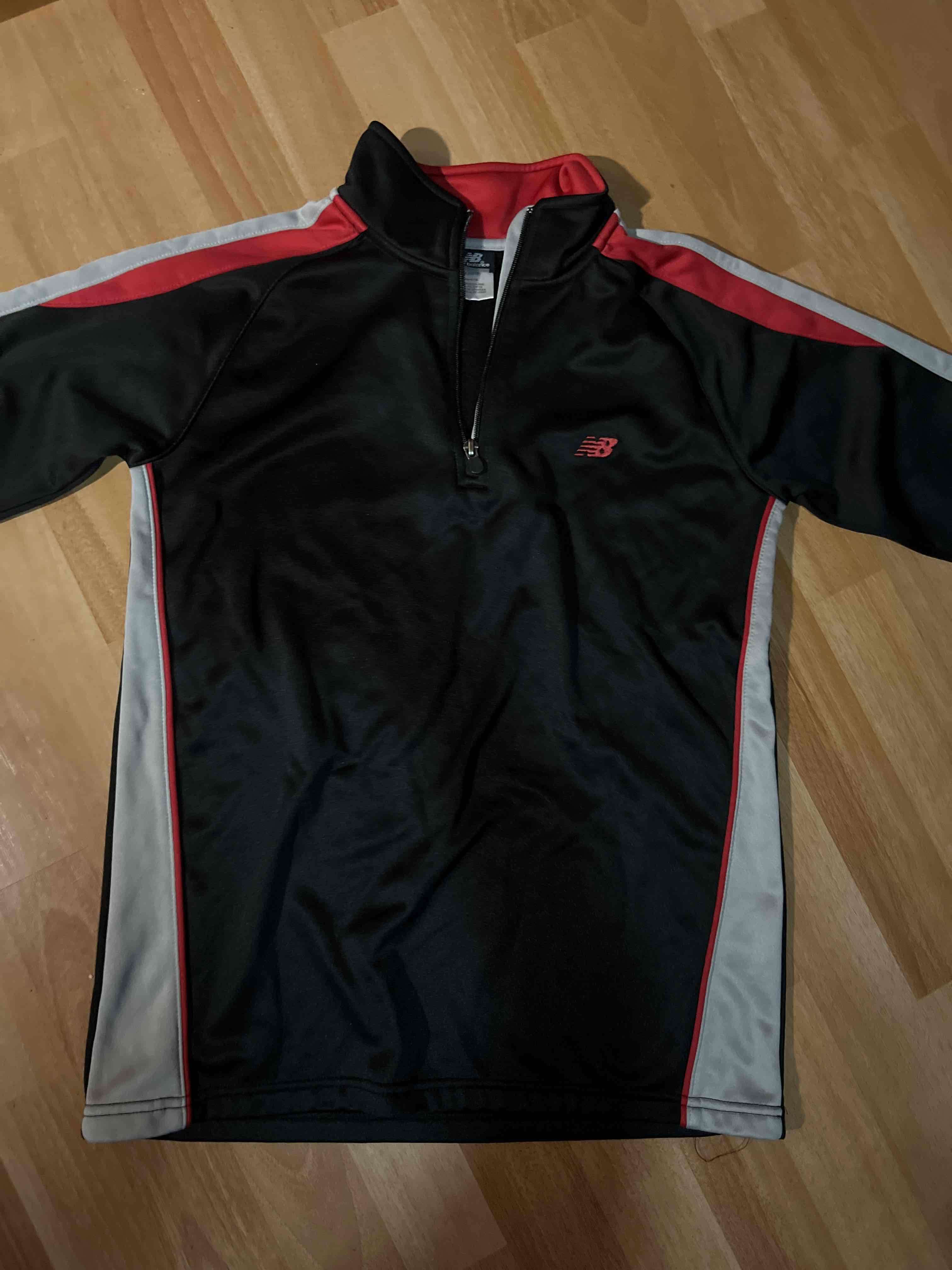 Poleron/Buzo negra y roja New Balance talla 10-12 - miniatura 1