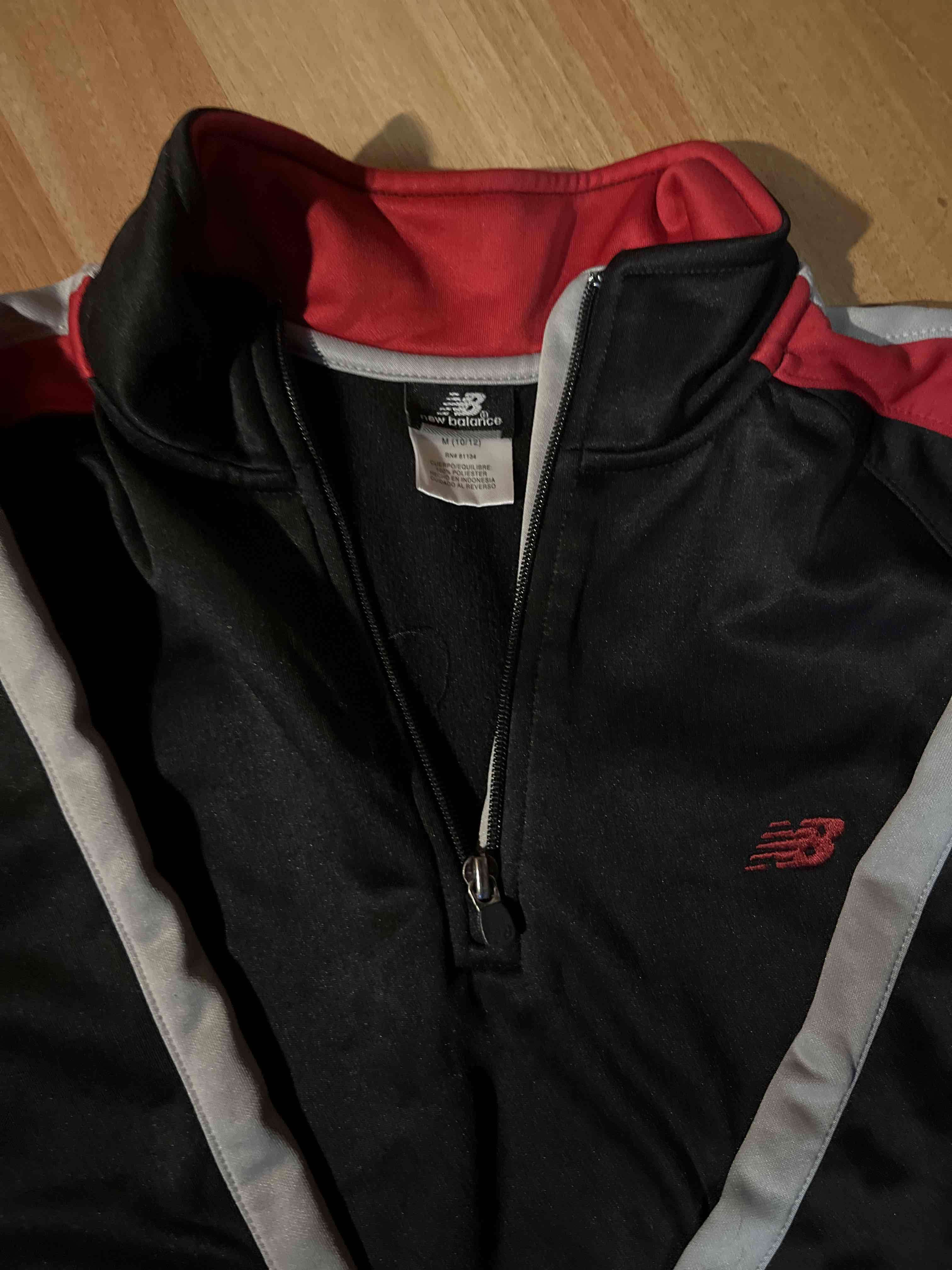 Poleron/Buzo negra y roja New Balance talla 10-12 - miniatura 2