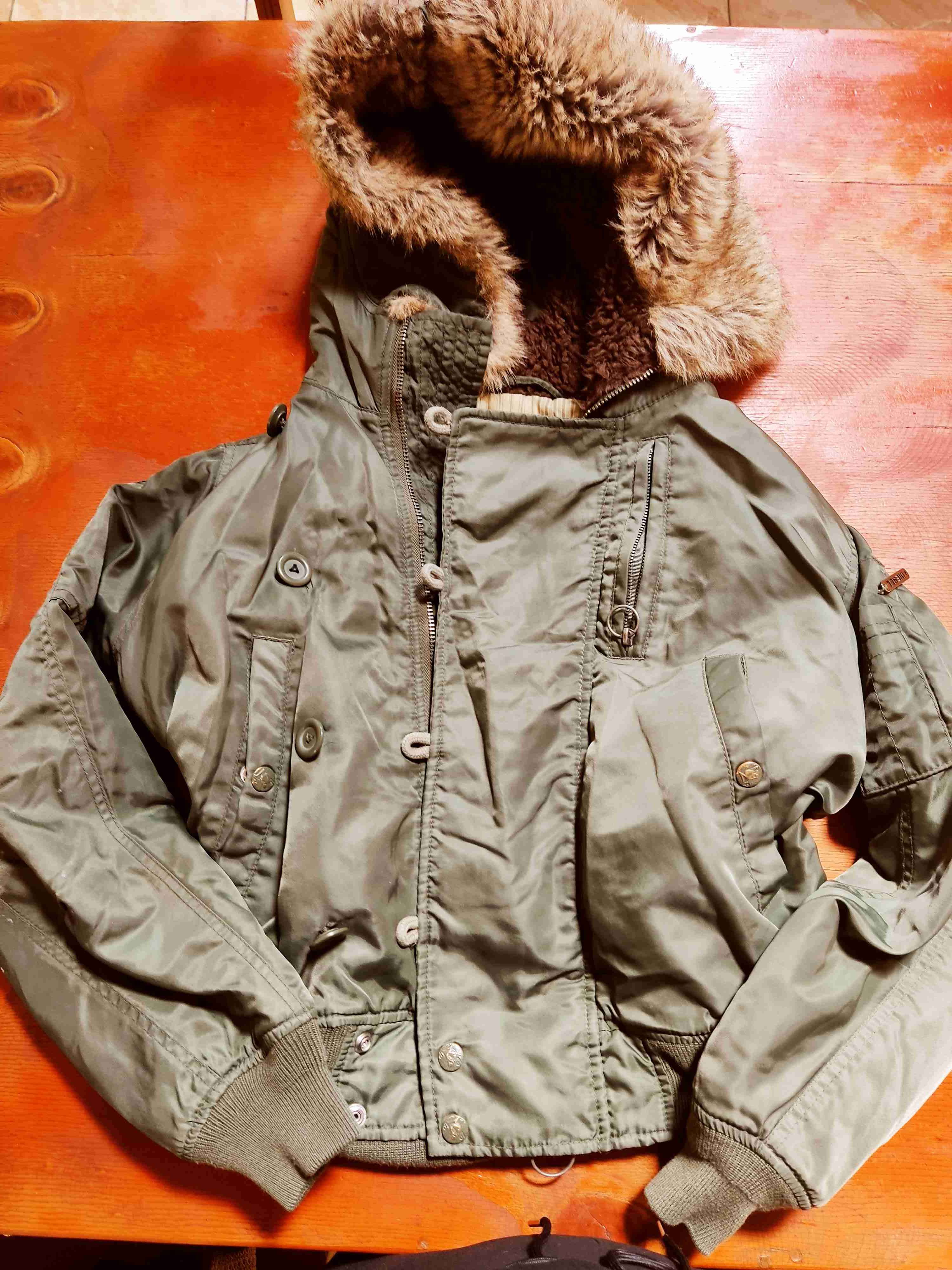 Chaqueta verde con capucha