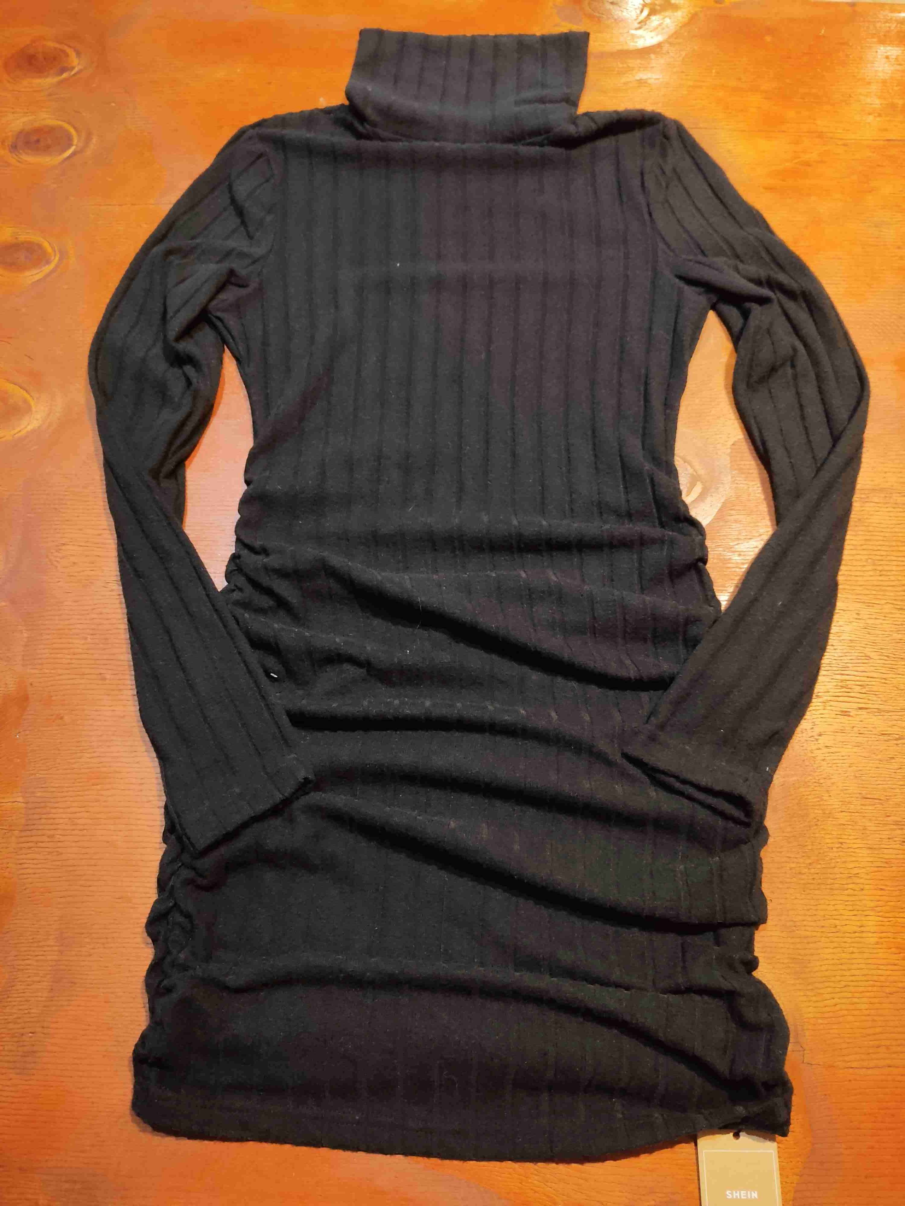 Vestido de punto negro cuello alto