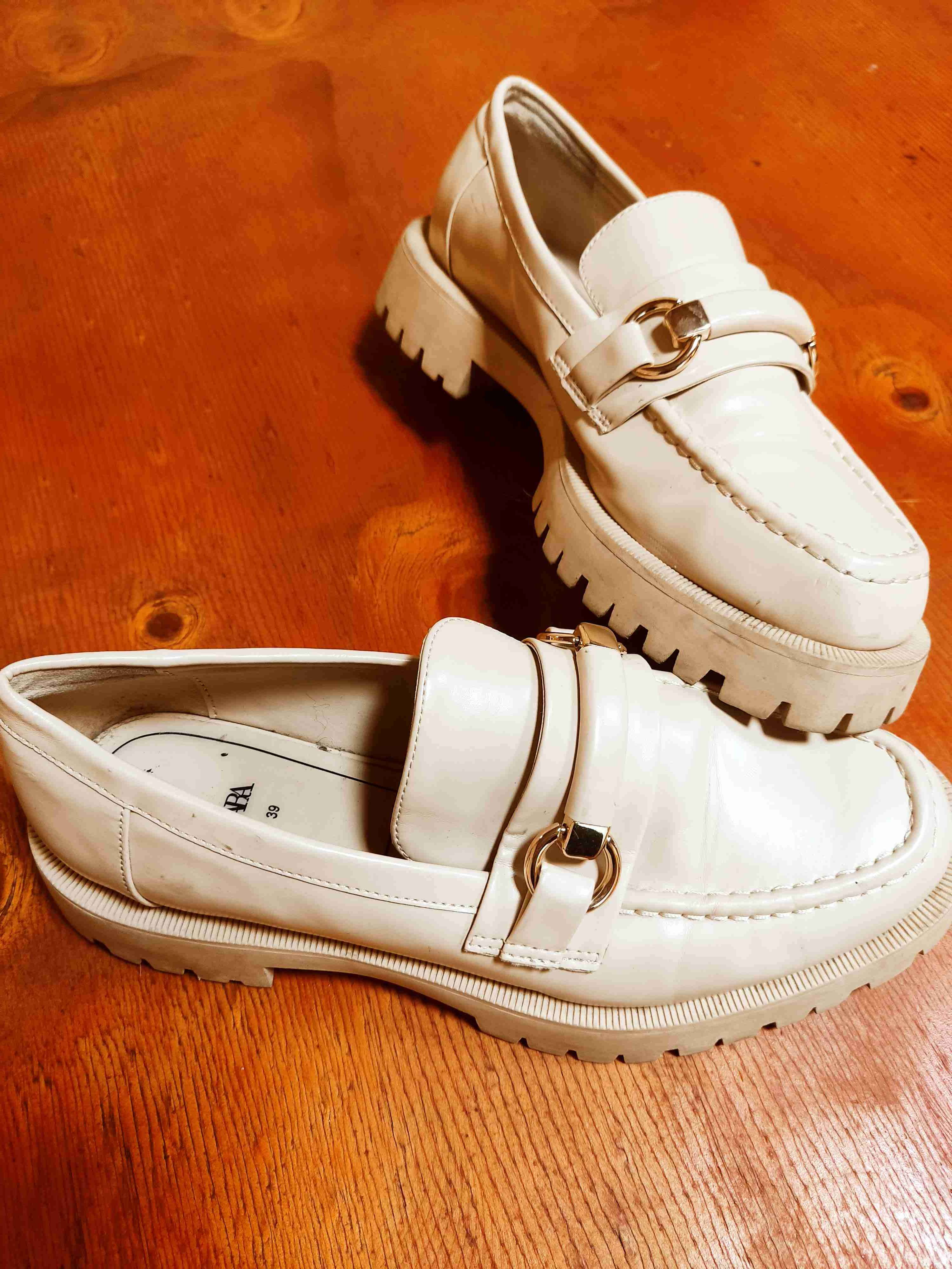 Zapatos tipo mocasines crema Zara