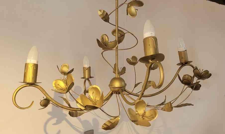 Lámpara de techo dorada