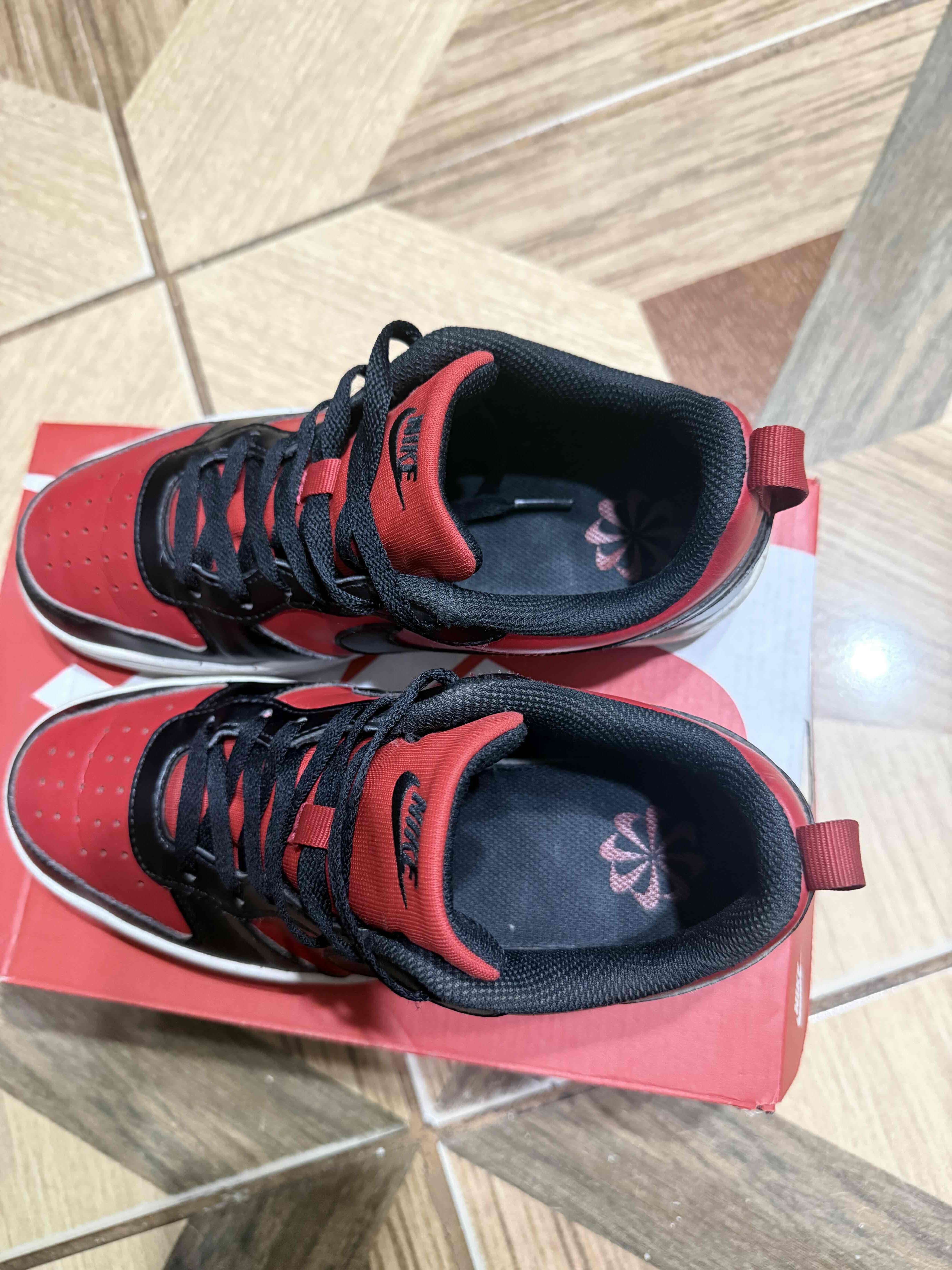 Zapatillas Nike rojas y negras - miniatura 1