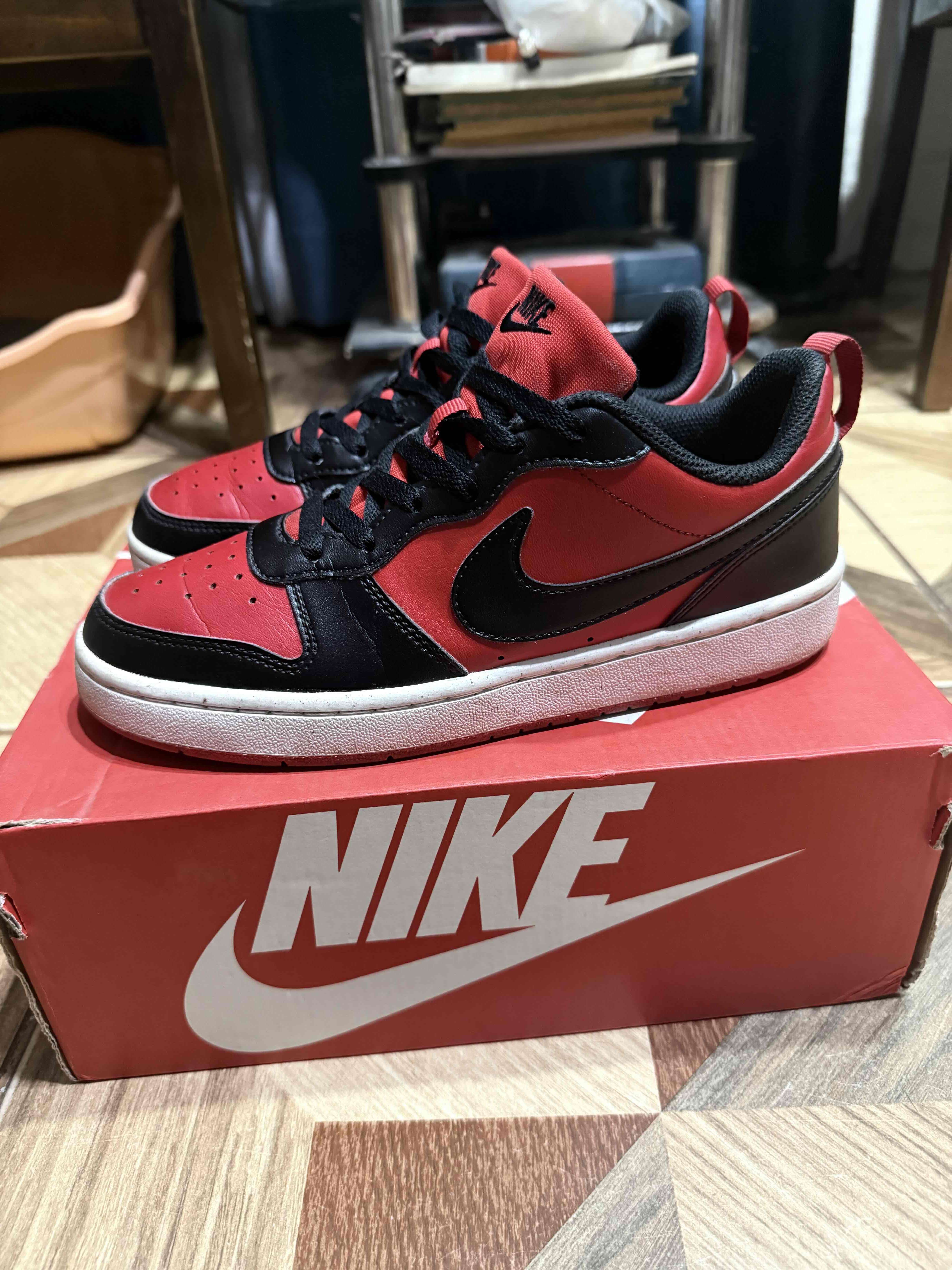 Zapatillas Nike rojas y negras - miniatura 2