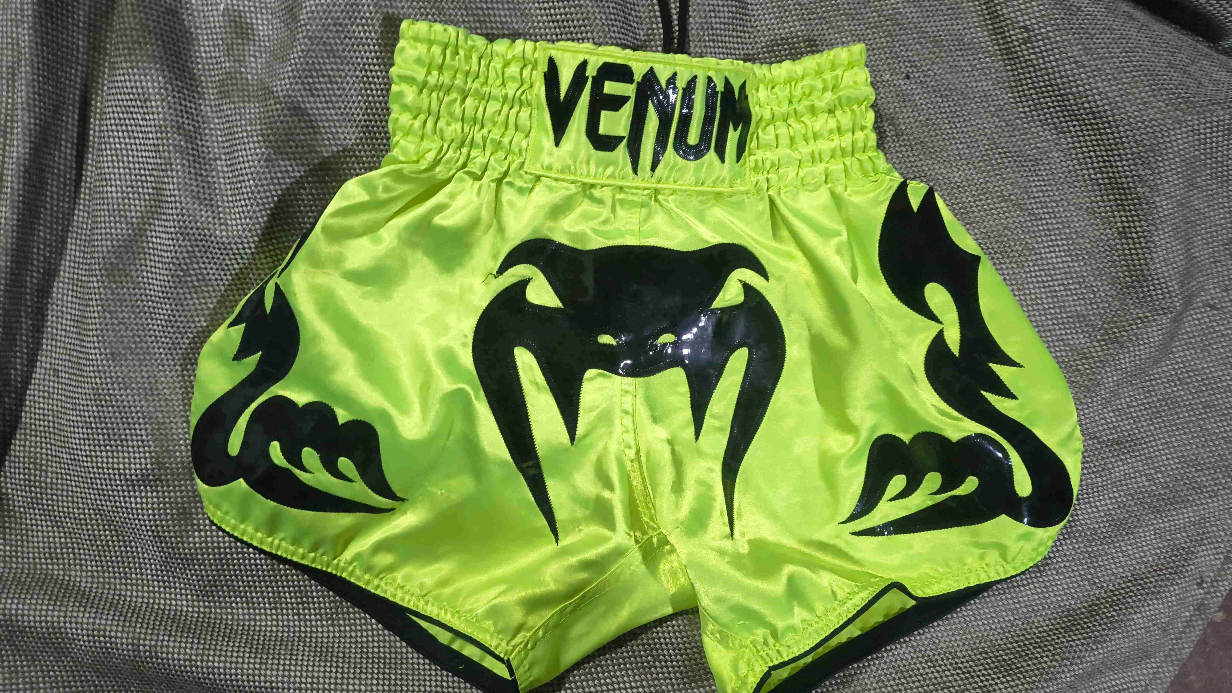 Shorts deportivos Venum amarillos - miniatura 1