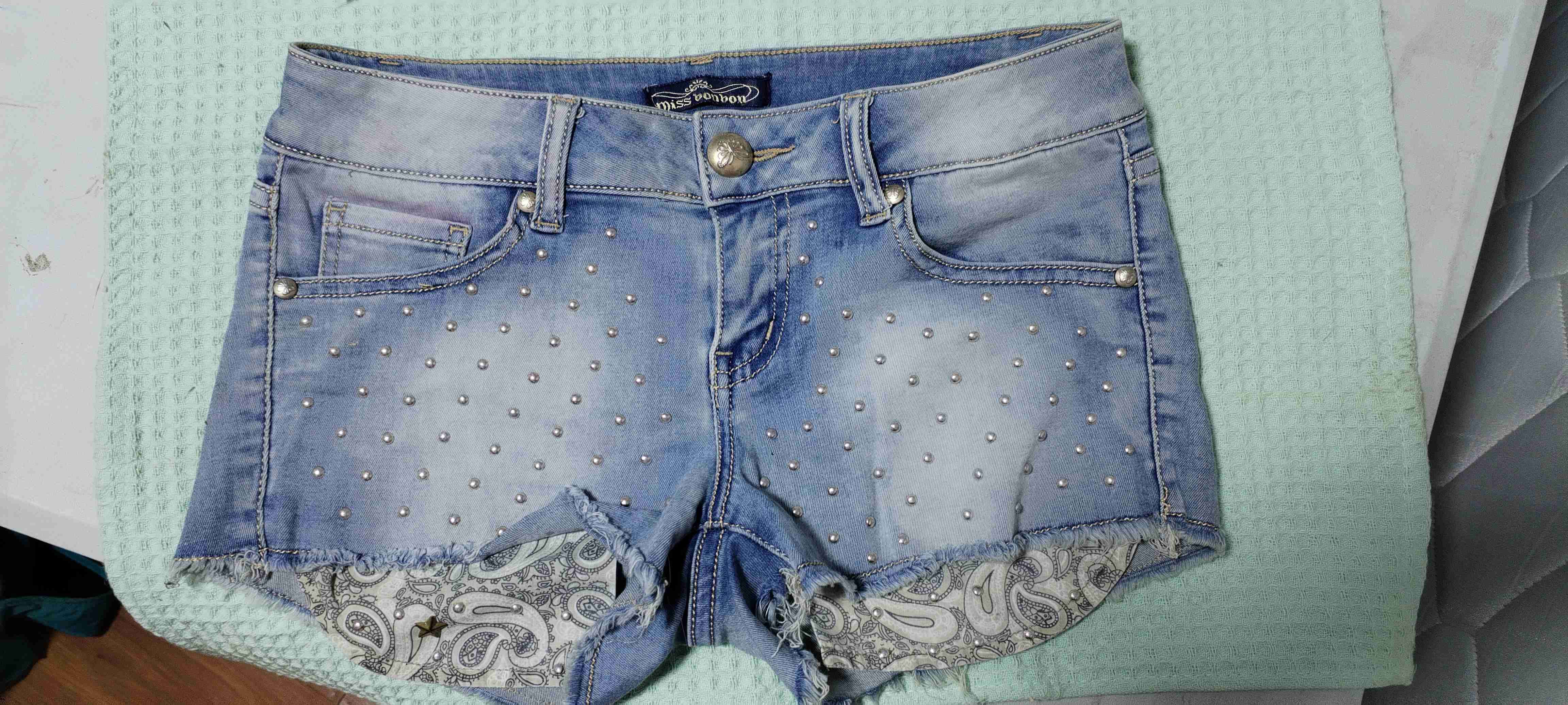 Shorts de jeans con tachas - miniatura 1
