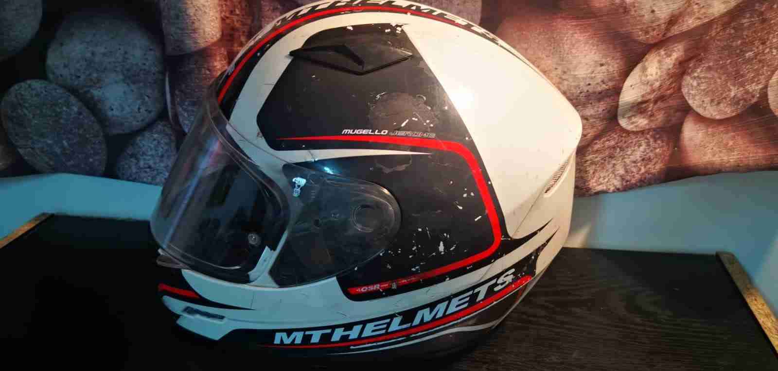 Casco de moto negro y blanco - miniatura 2