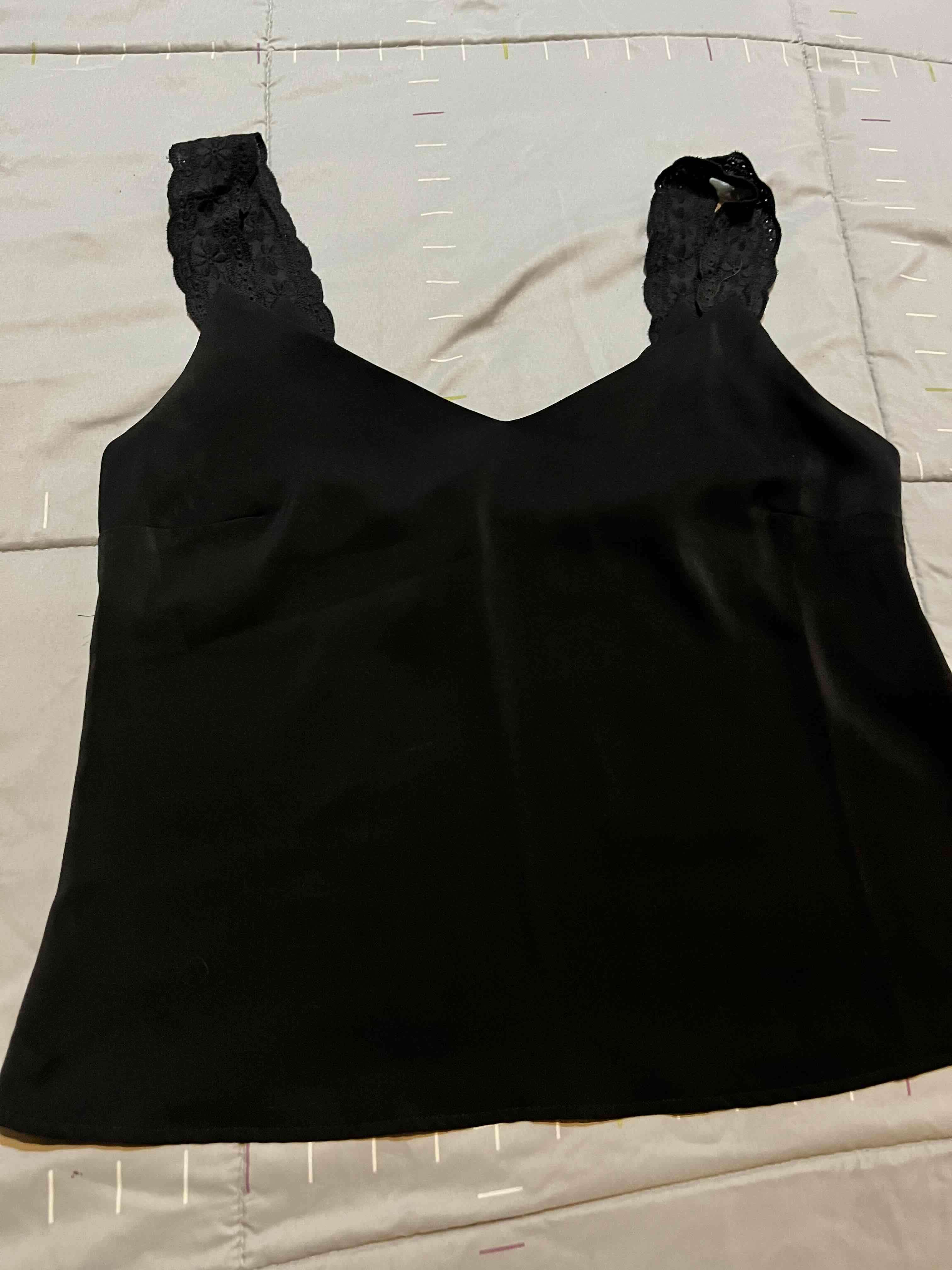 Blusa negra con encaje