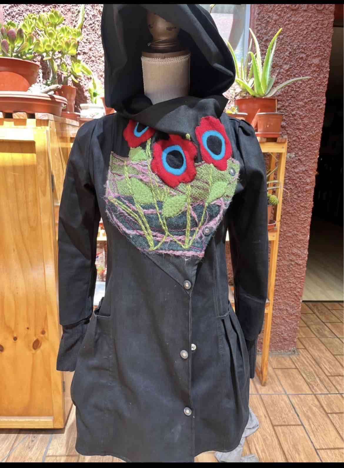 Abrigo negro con bordado floral