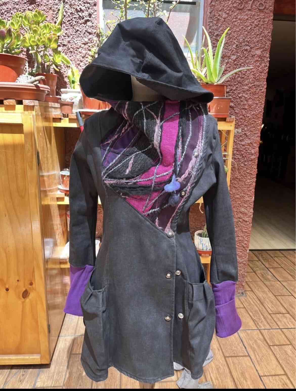 Abrigo negro con capucha