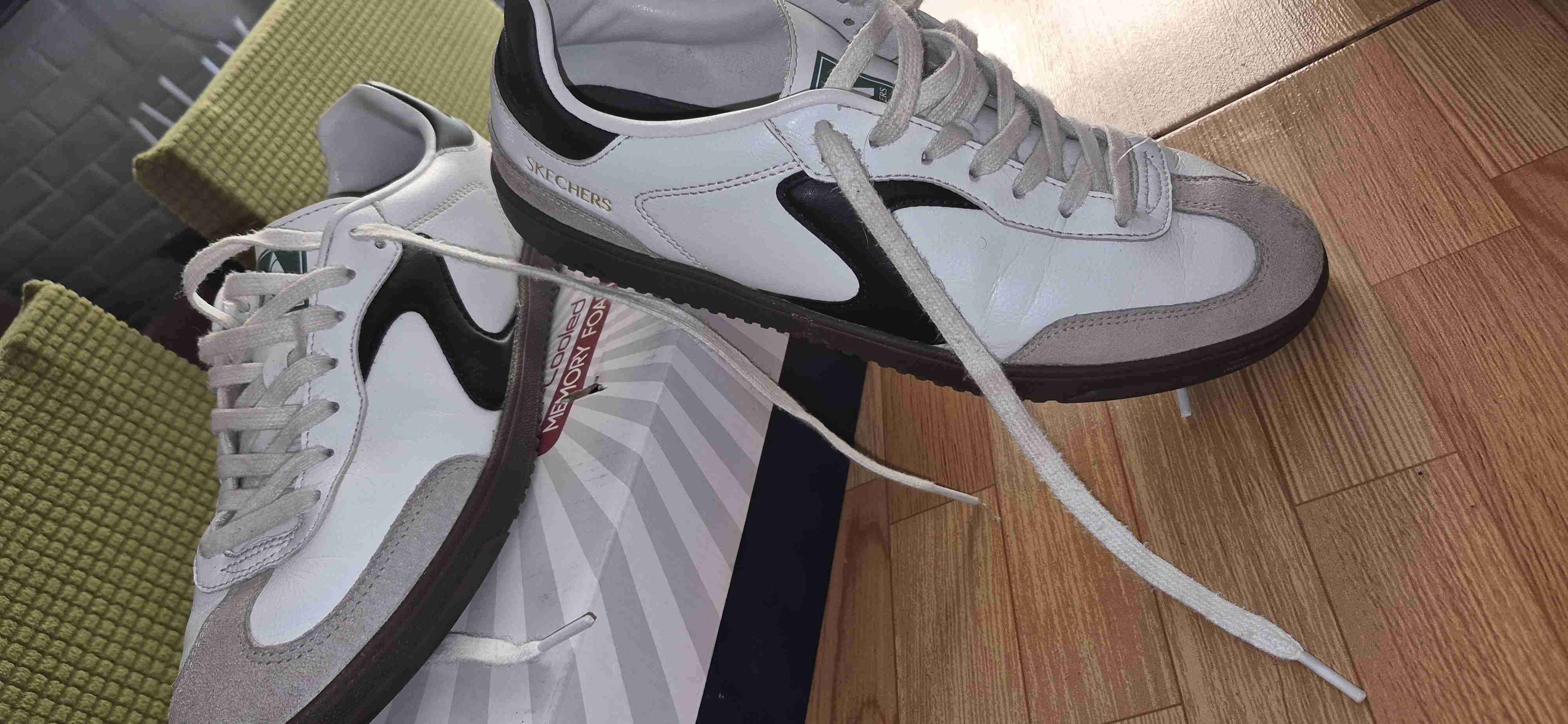 Zapatillas Skechers blancas y negras - miniatura 1