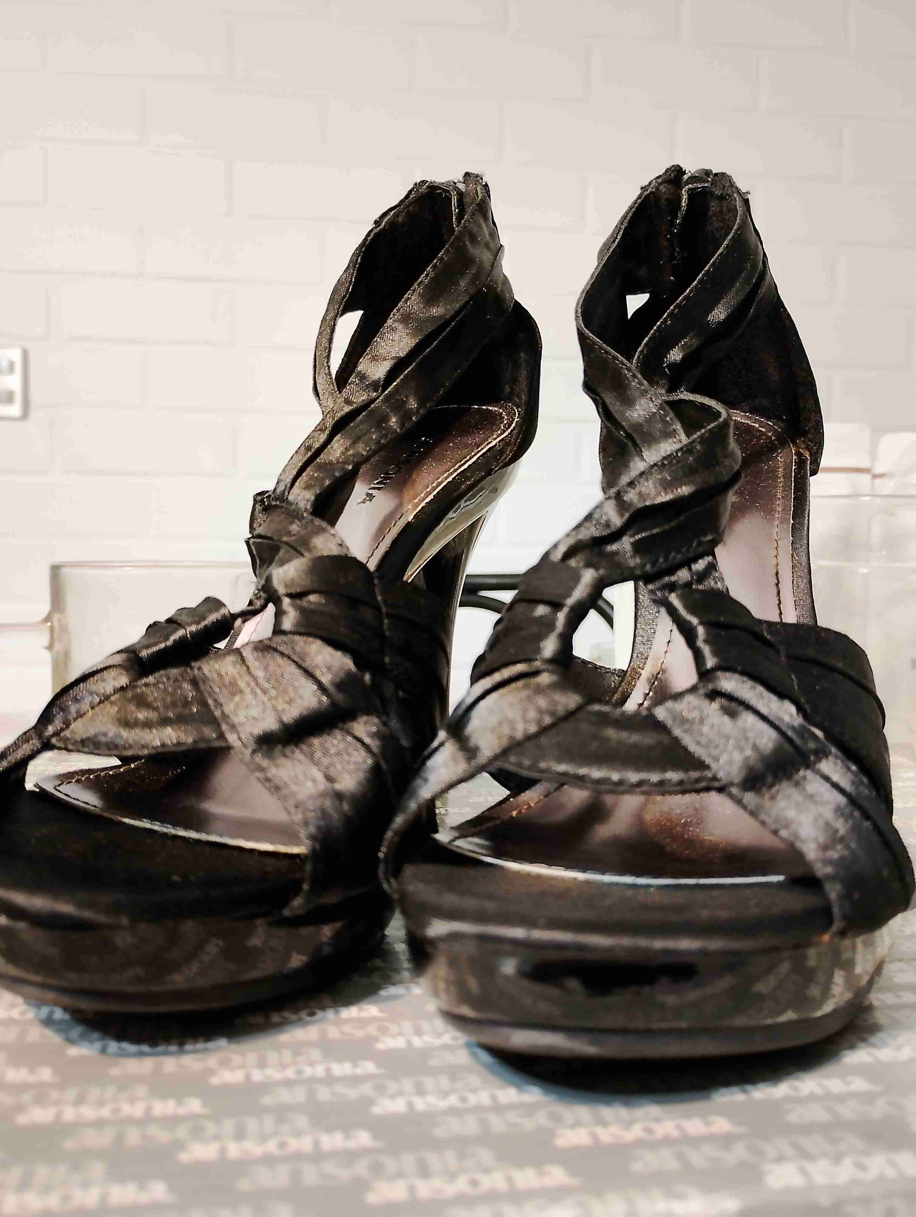 Tacones negros elegantes - miniatura 1