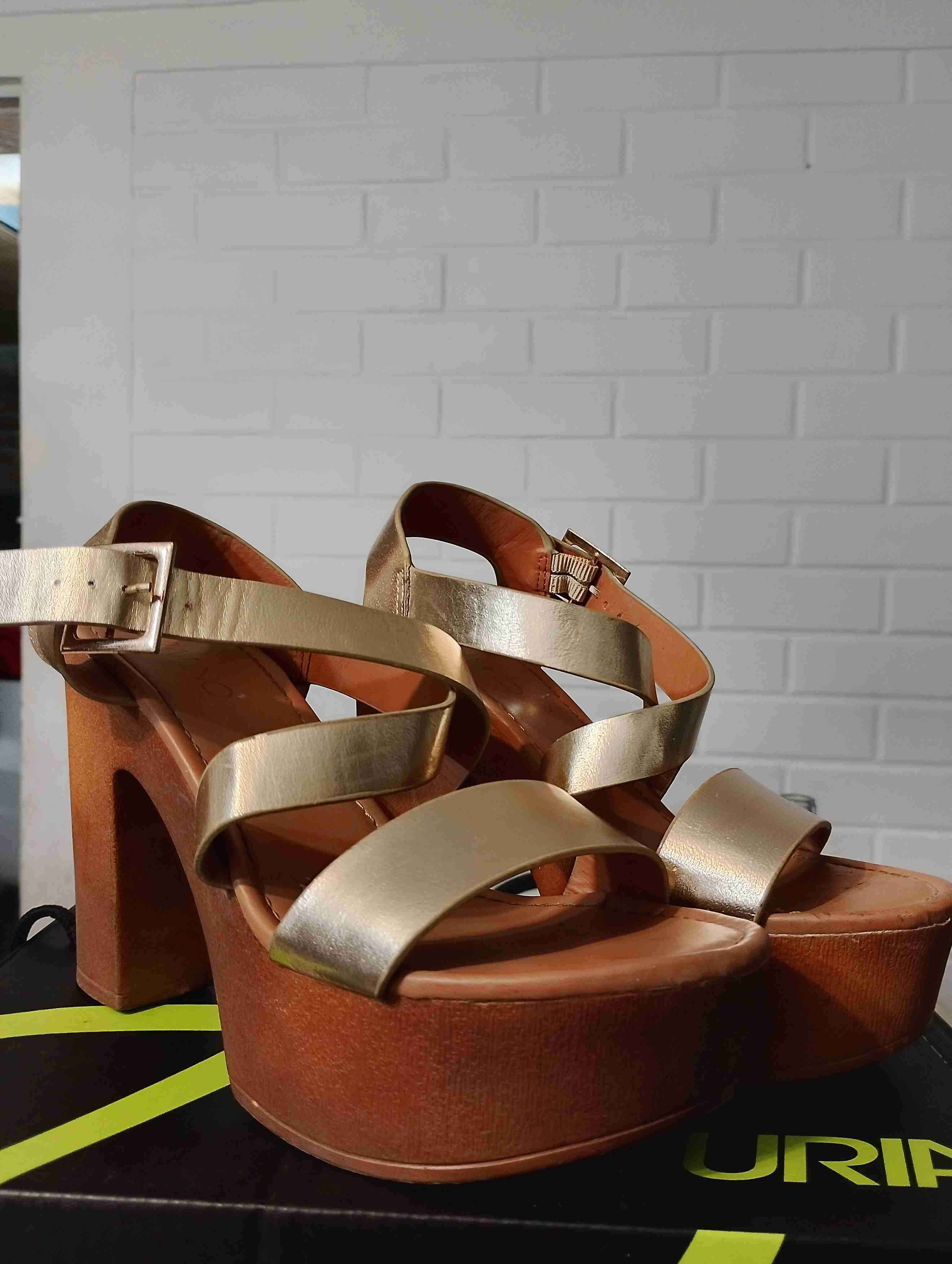 Sandalias doradas de plataforma - miniatura 1