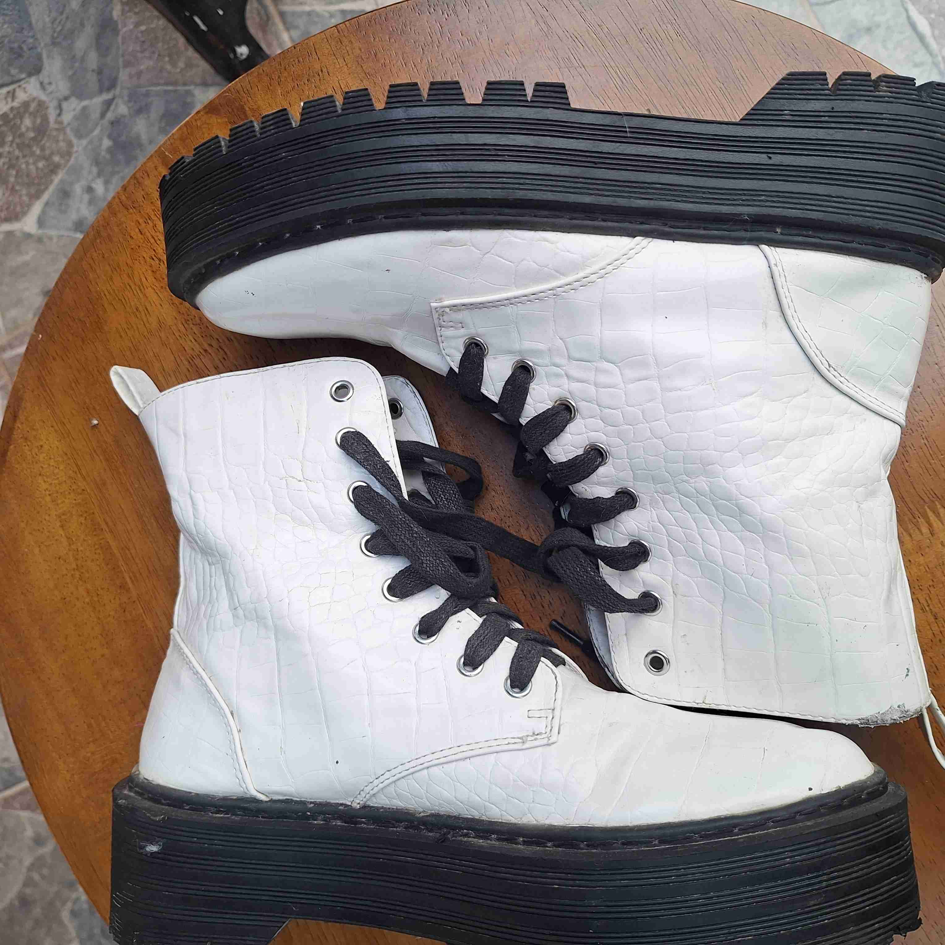 Botas blancas con cordones negros NRO 38 - miniatura 2