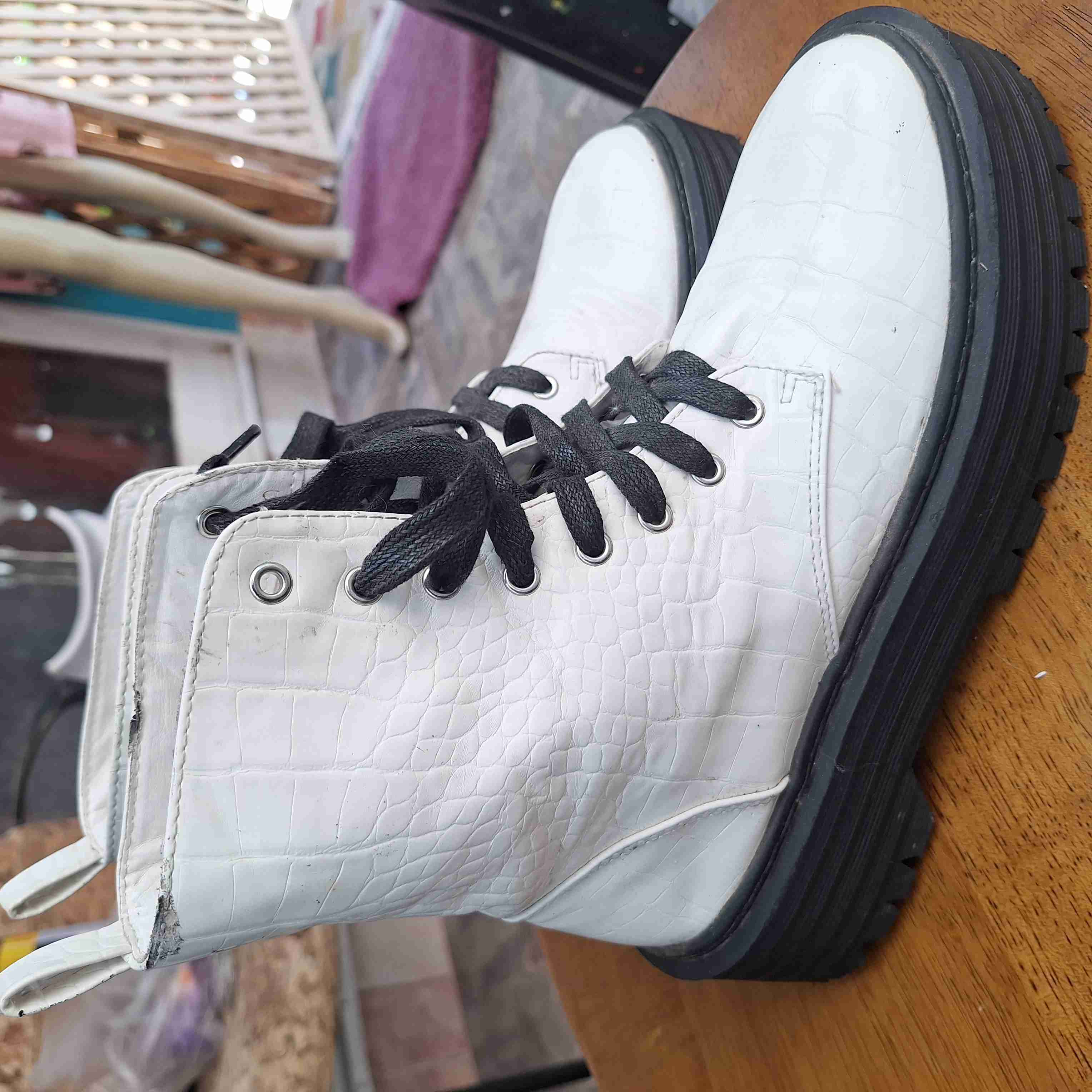 Botas blancas con cordones negros NRO 38 - miniatura 3