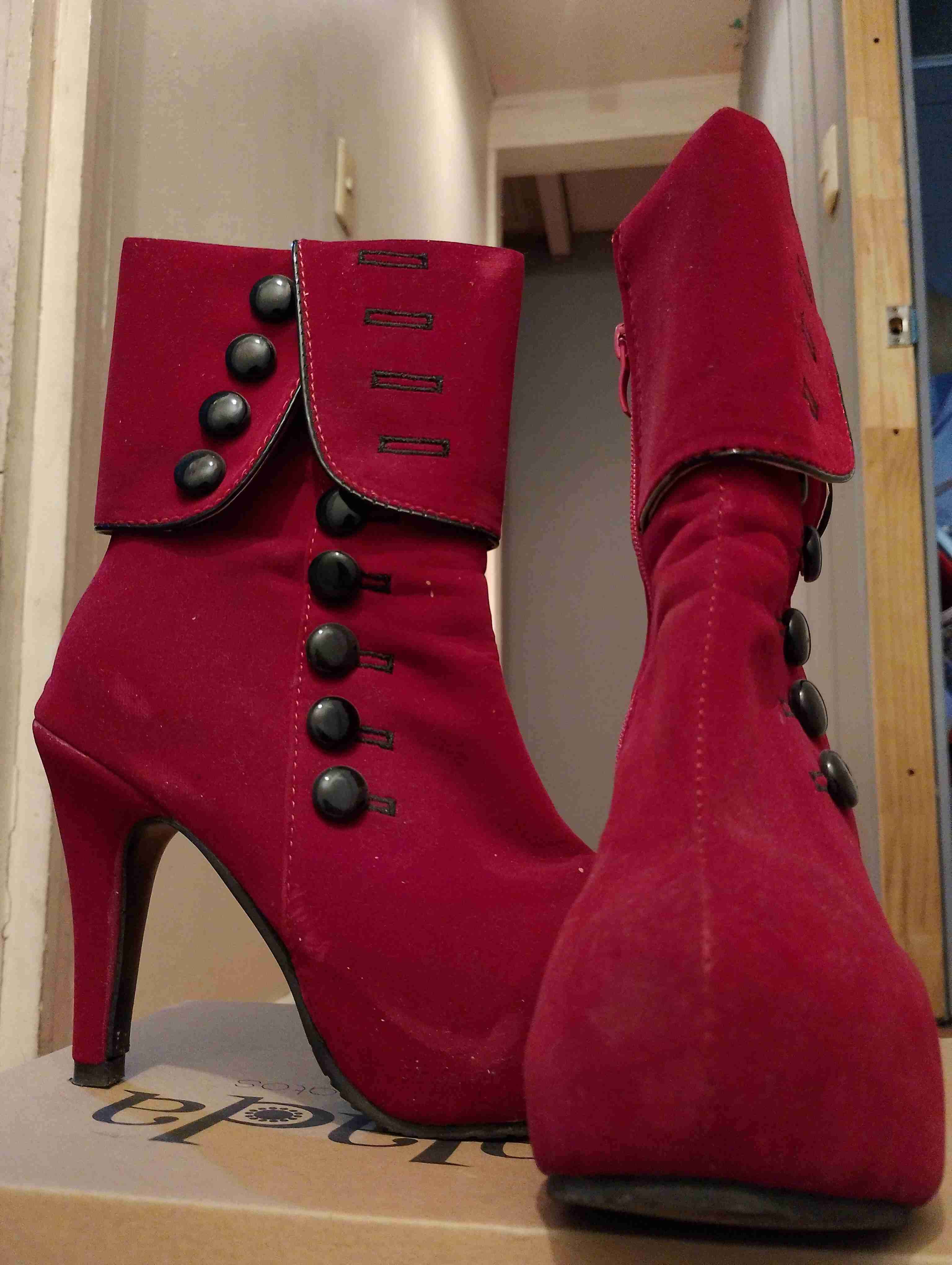 Botines rojos con tacón alto