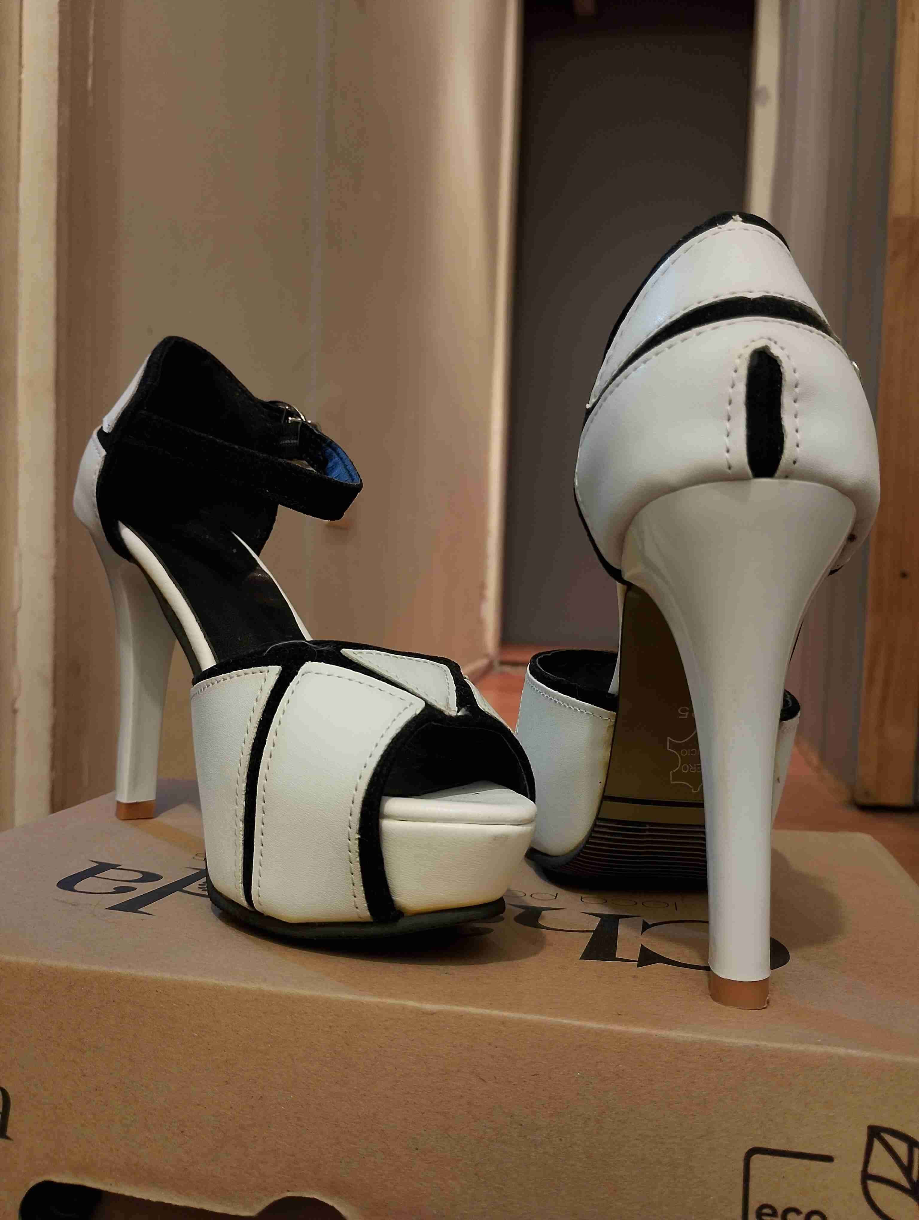 Tacones altos blanco y negro