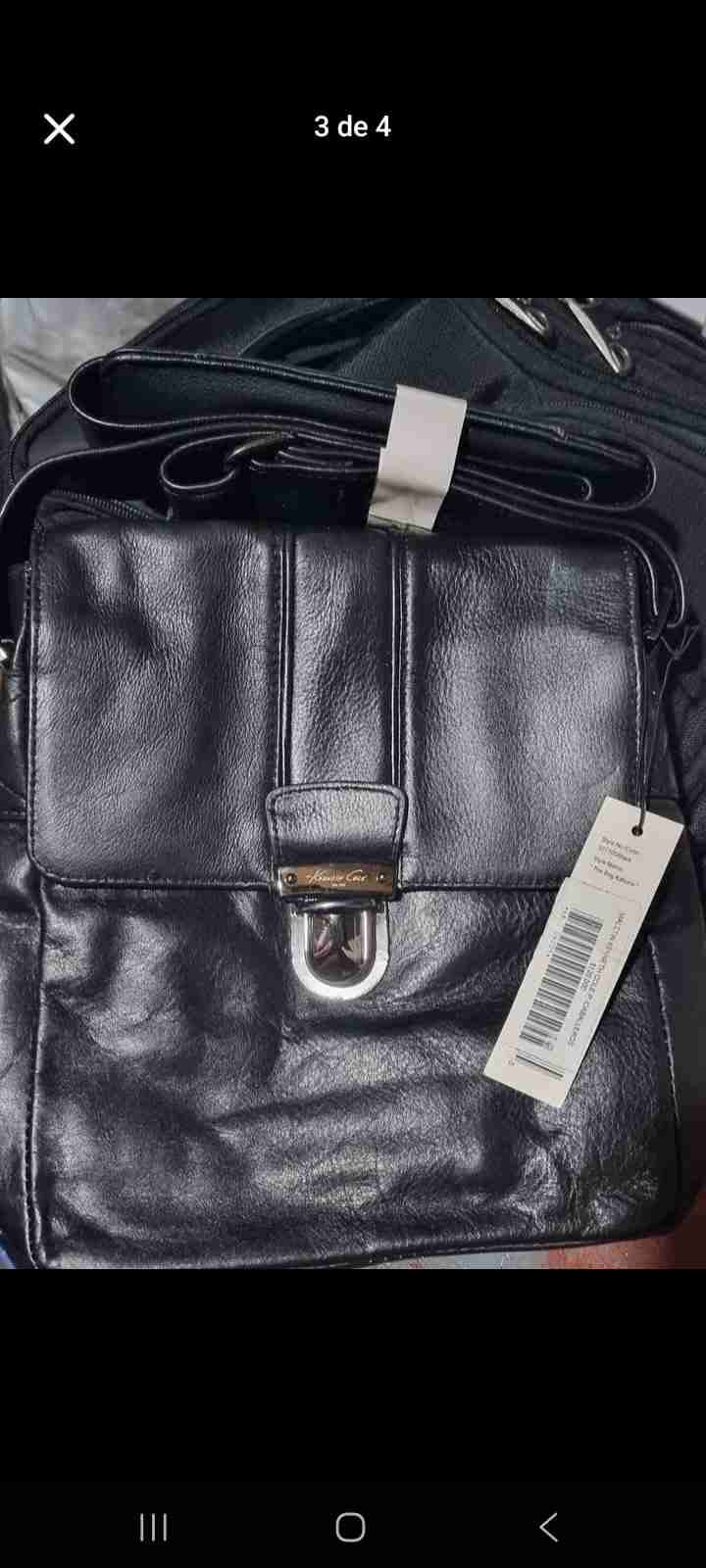 Bolso negro de cuero con etiqueta