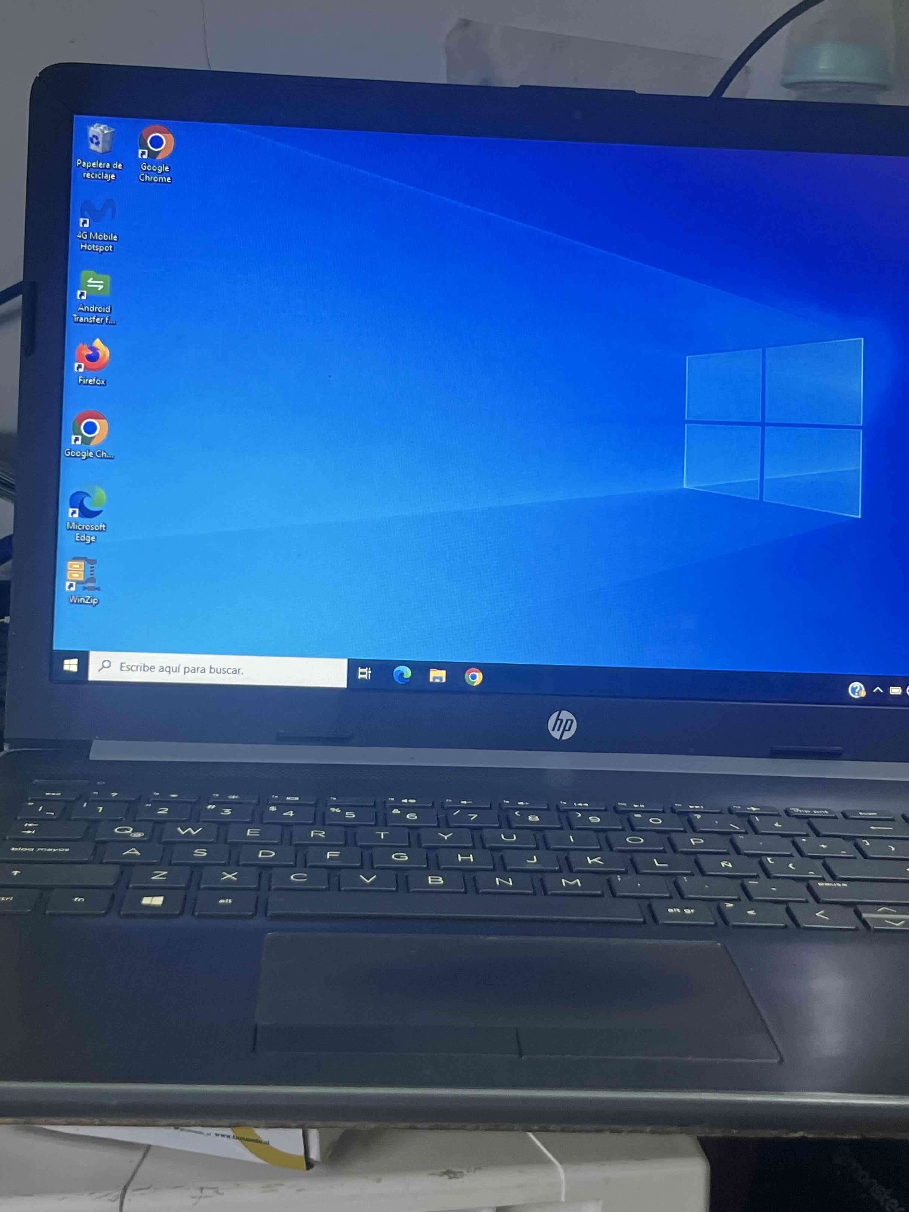Laptop HP con Windows 10 - miniatura 1