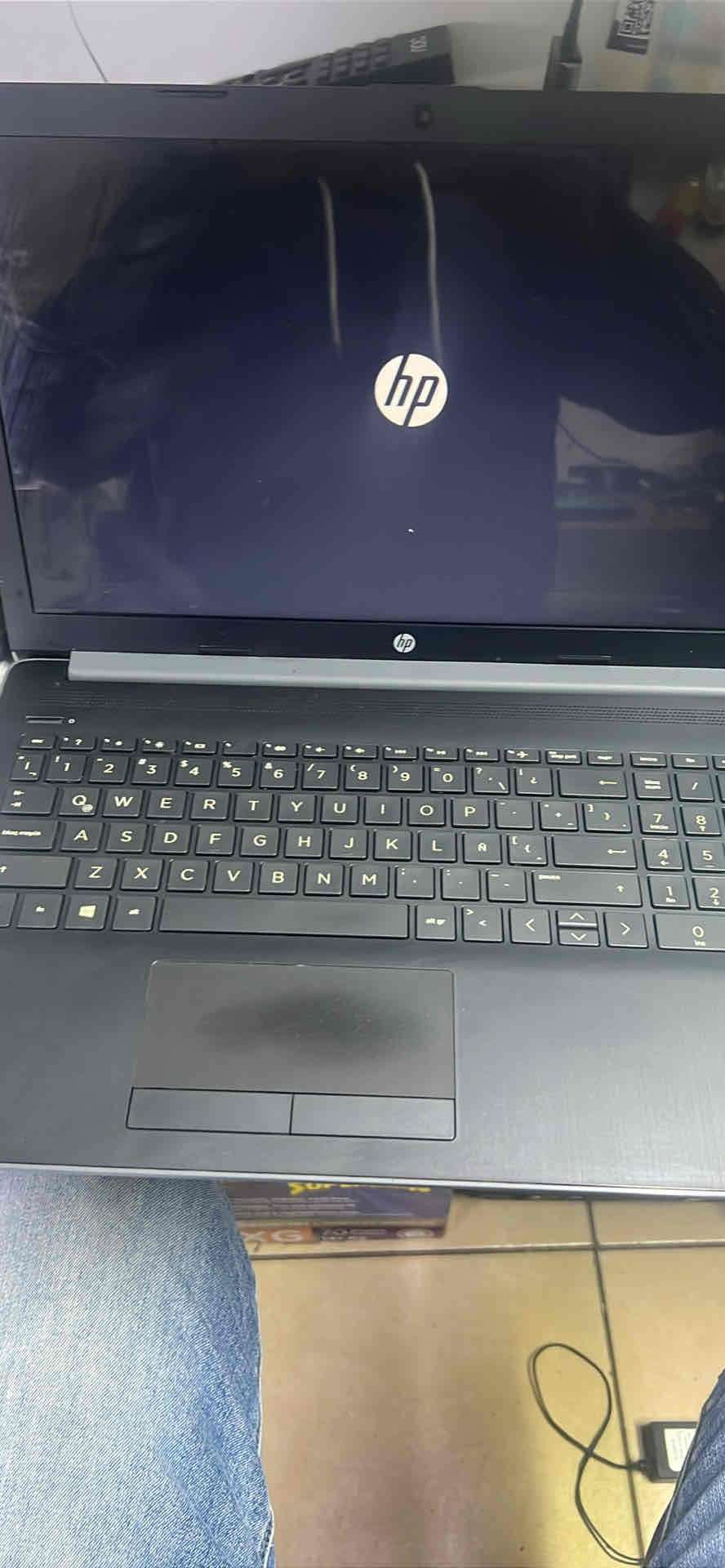 Laptop HP con Windows 10 - miniatura 2