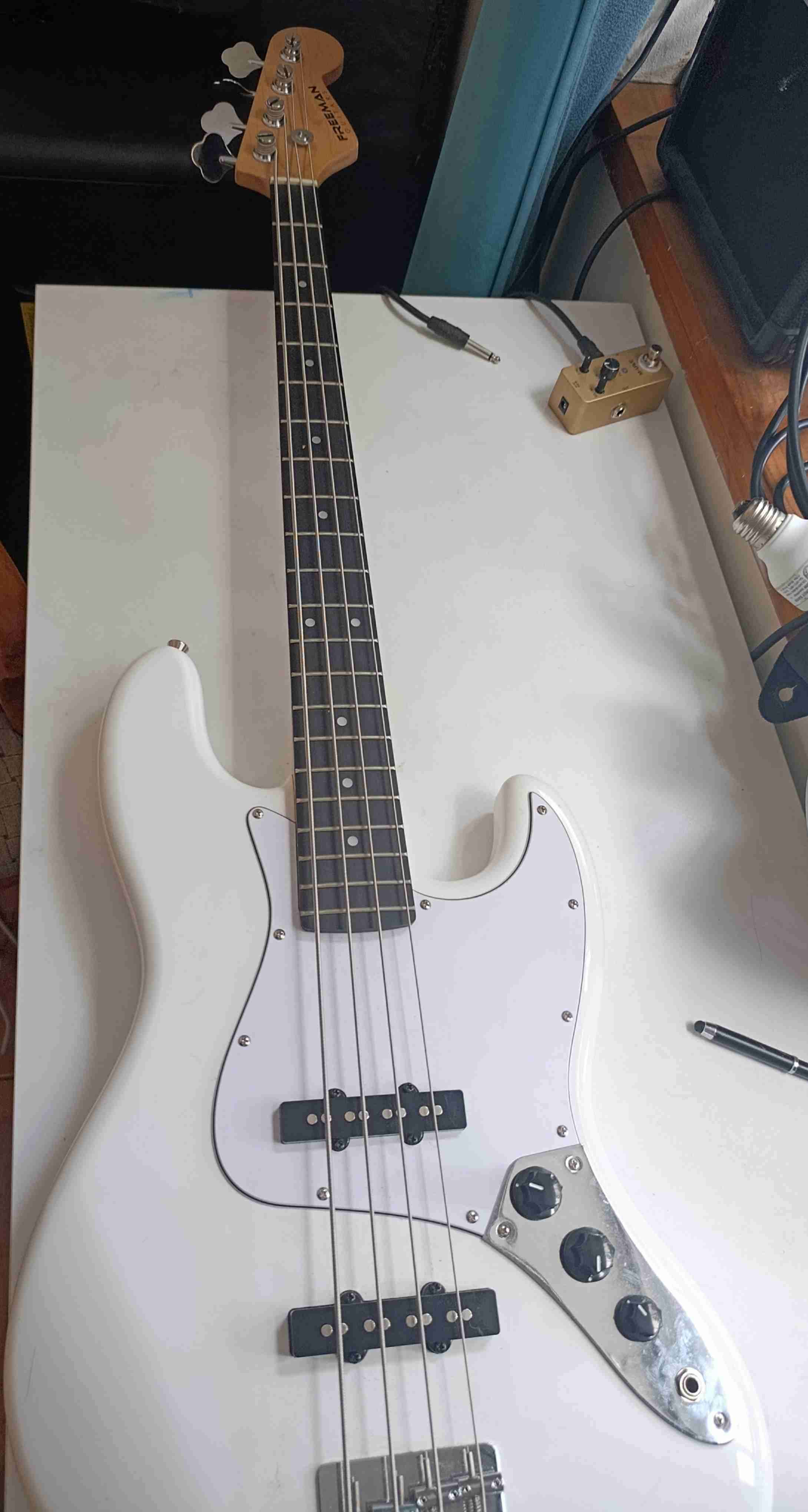 Bajo eléctrico blanco - miniatura 1