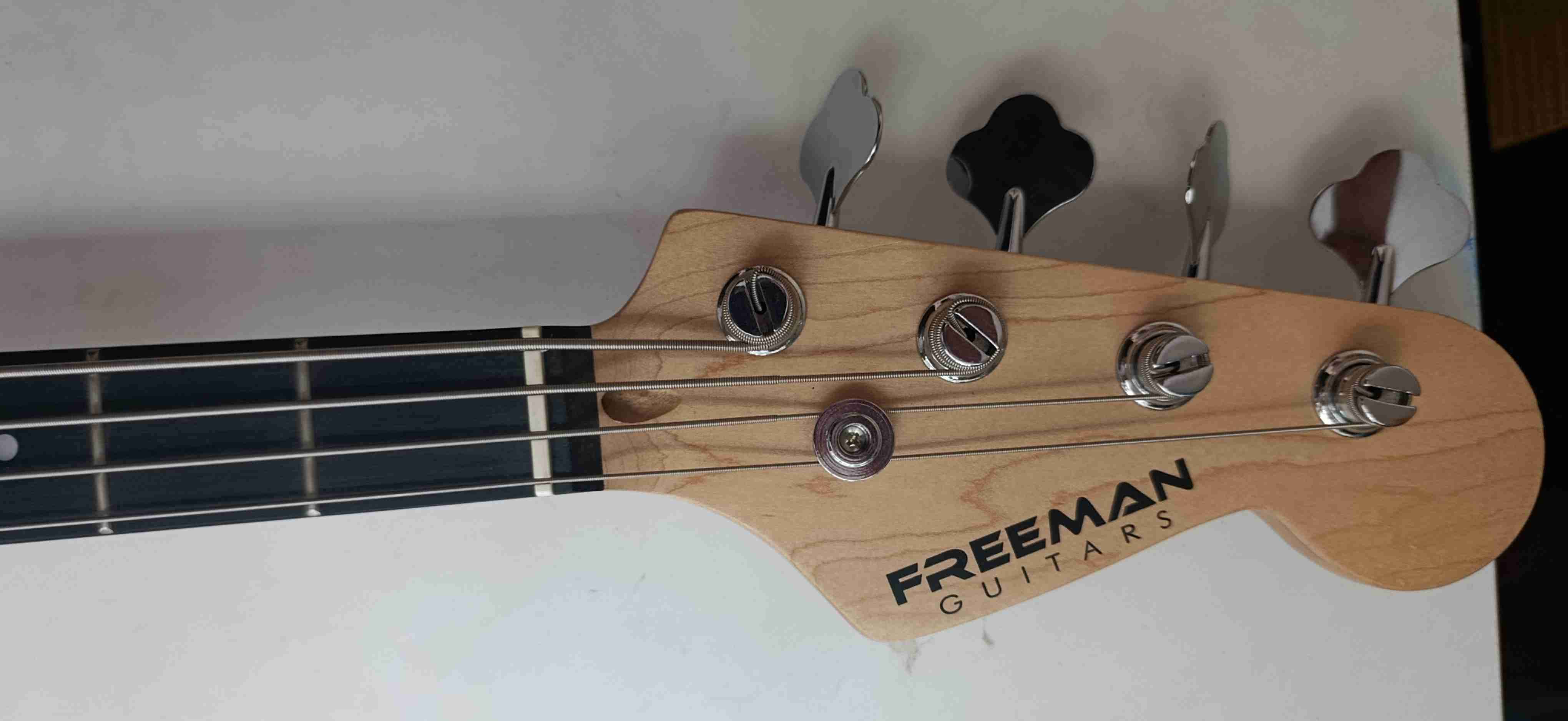 Bajo eléctrico blanco - miniatura 2