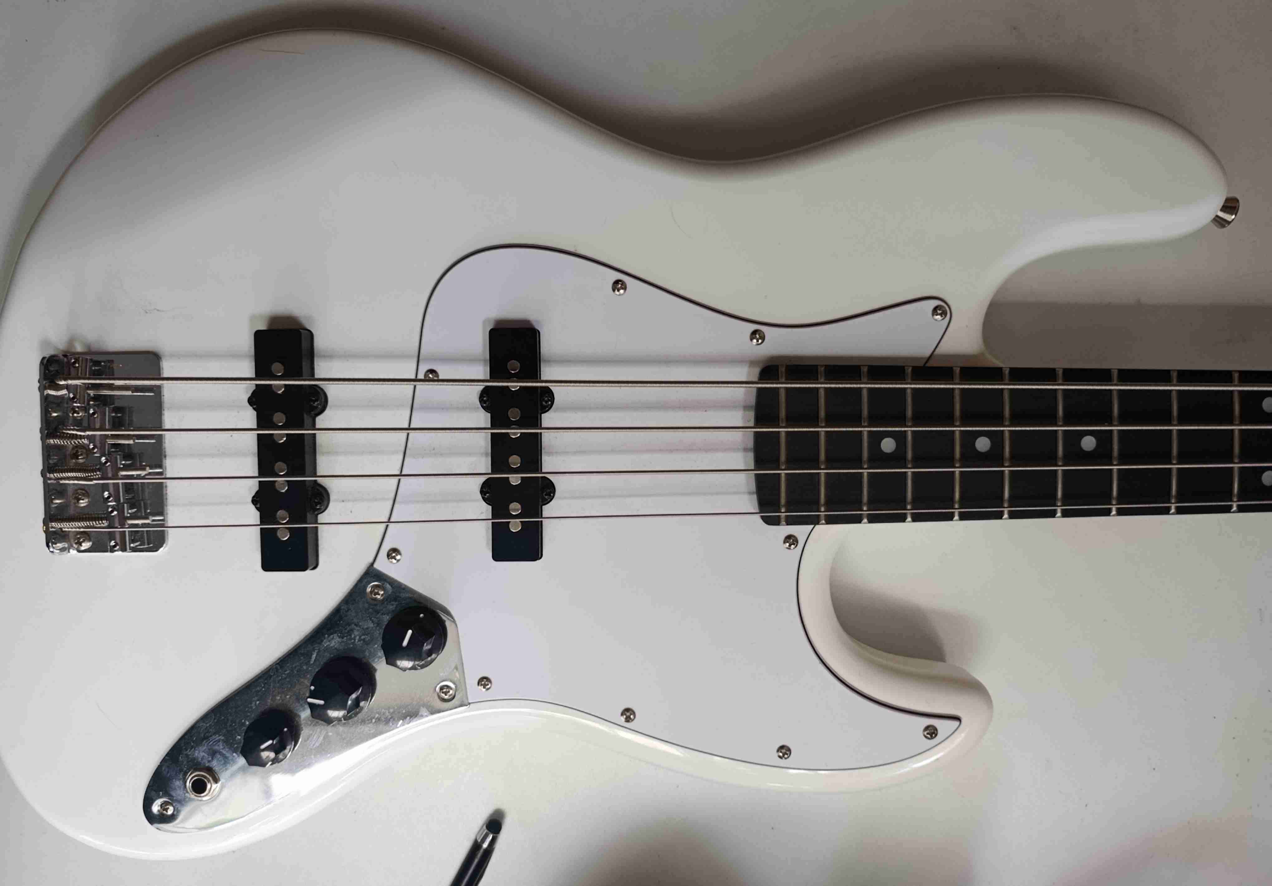 Bajo eléctrico blanco - miniatura 3