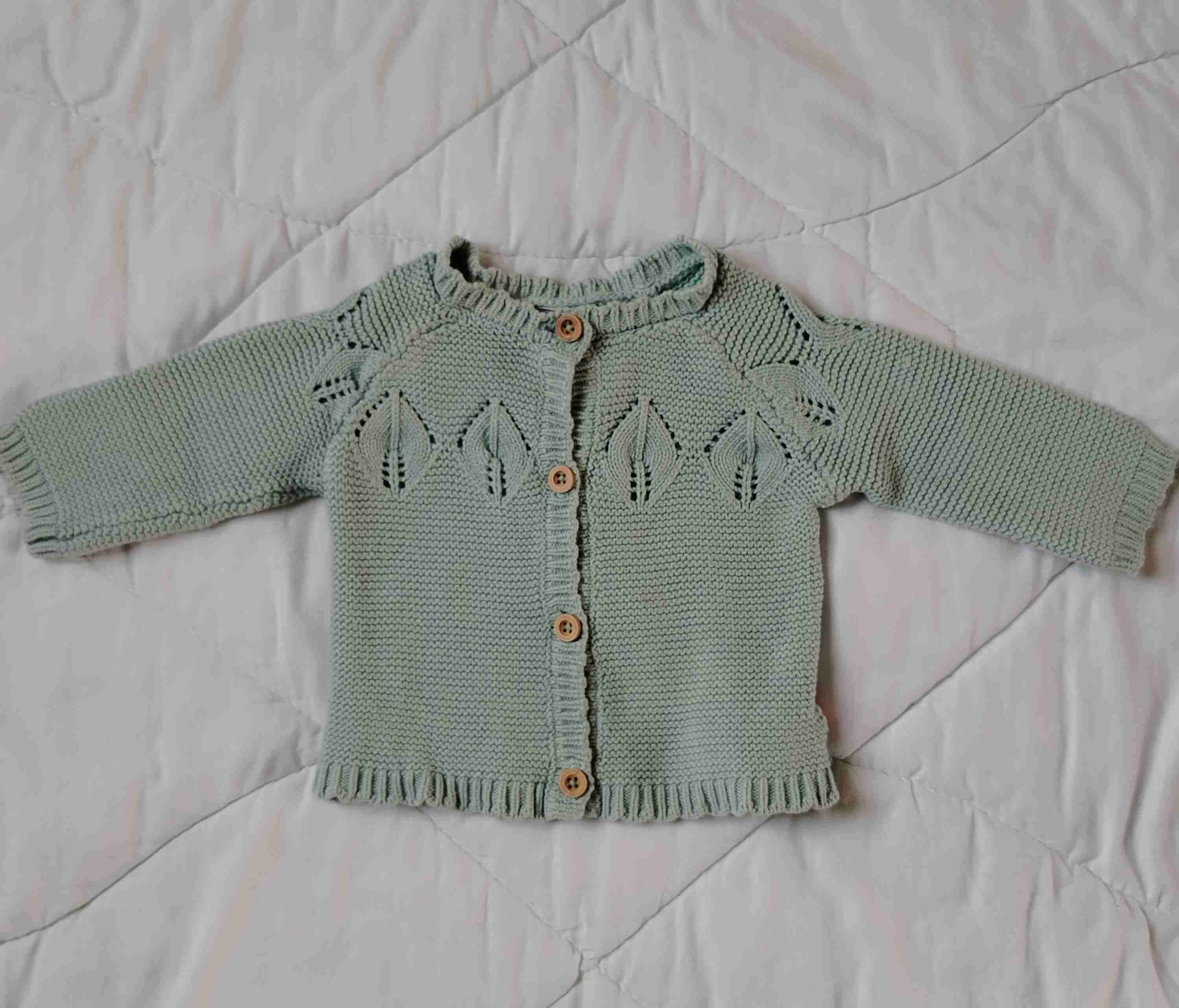Chaleco tejido verde bebé - miniatura 1