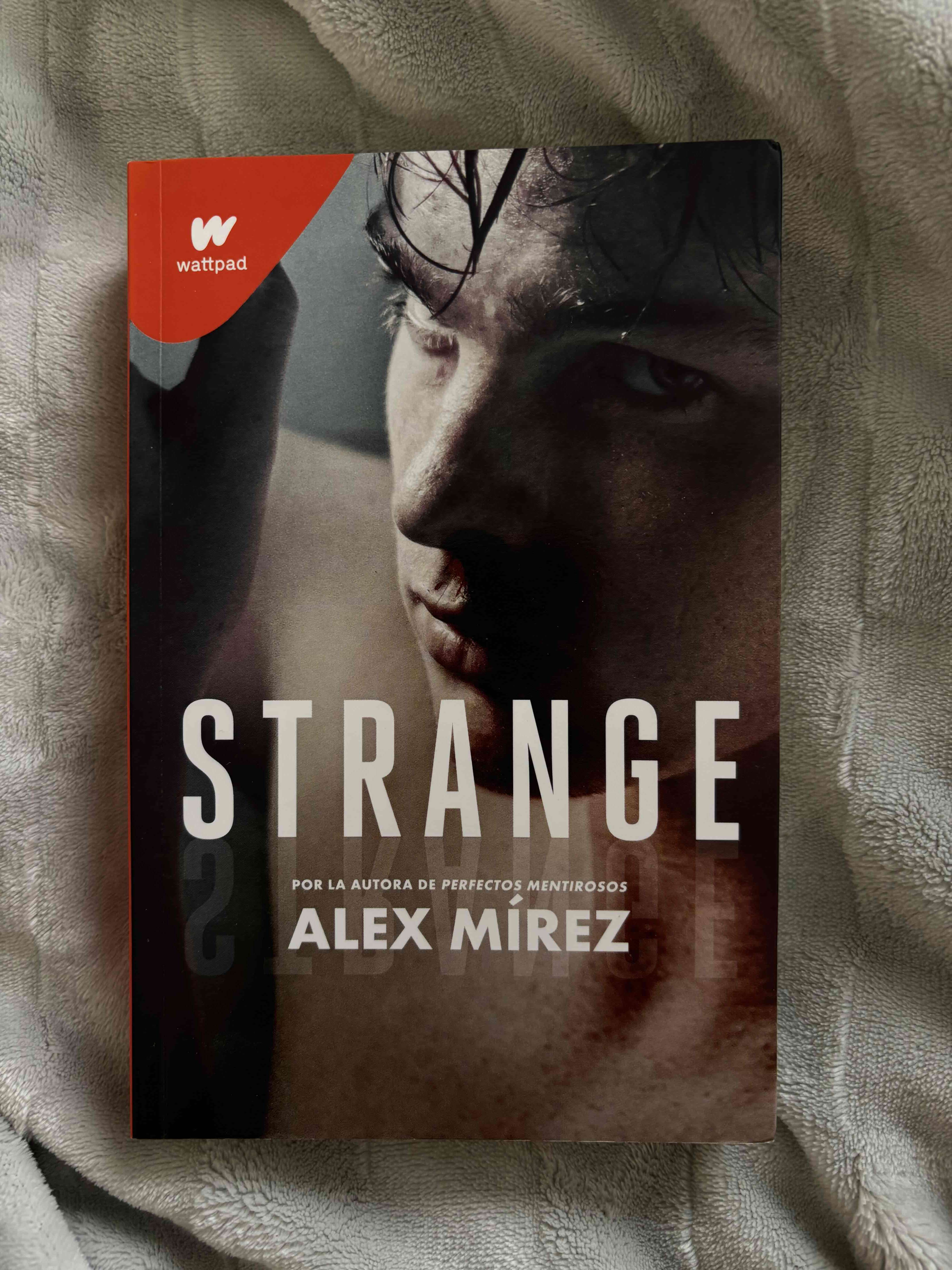 Libro 'Strange' de Alex Mírez ORIGINAL