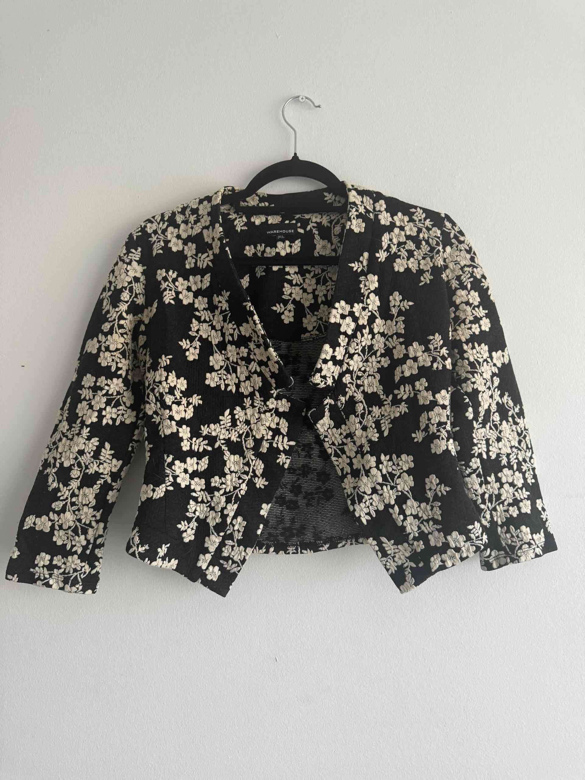 Blazer negro con flores blancas - miniatura 1