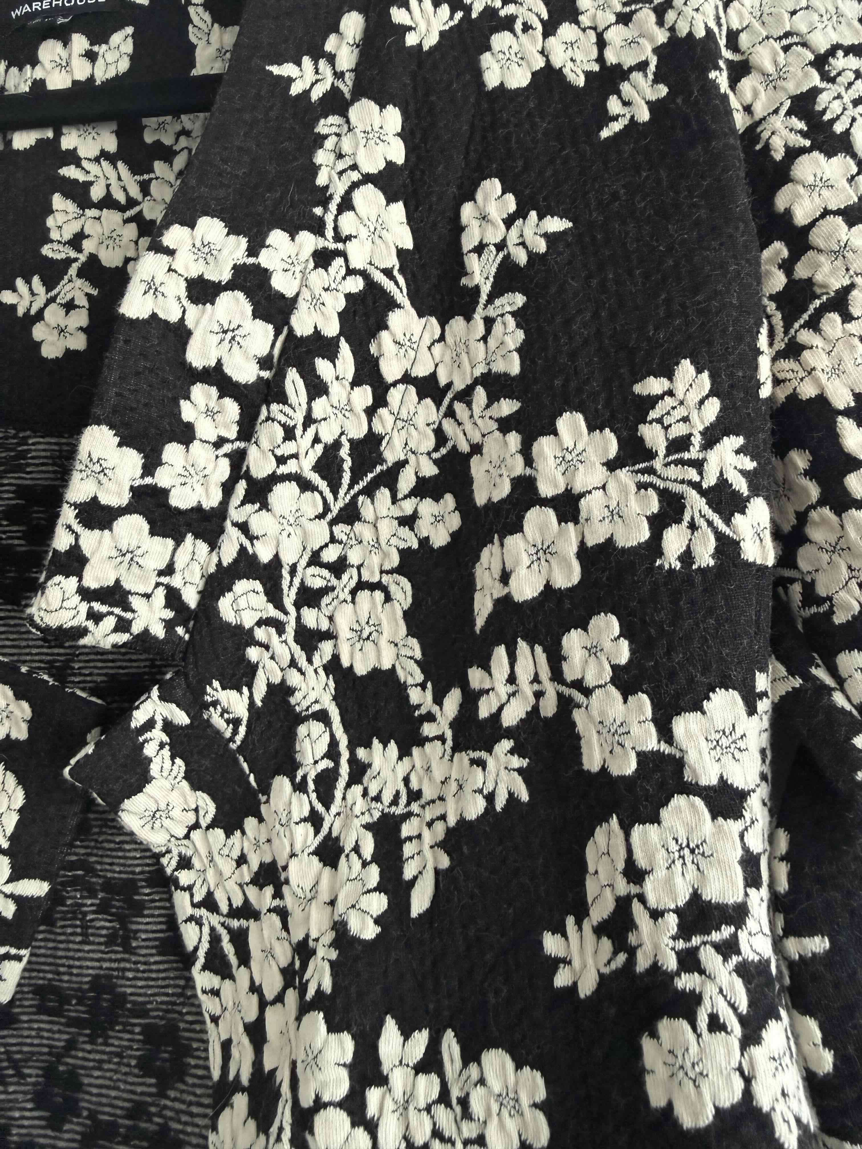 Blazer negro con flores blancas - miniatura 3