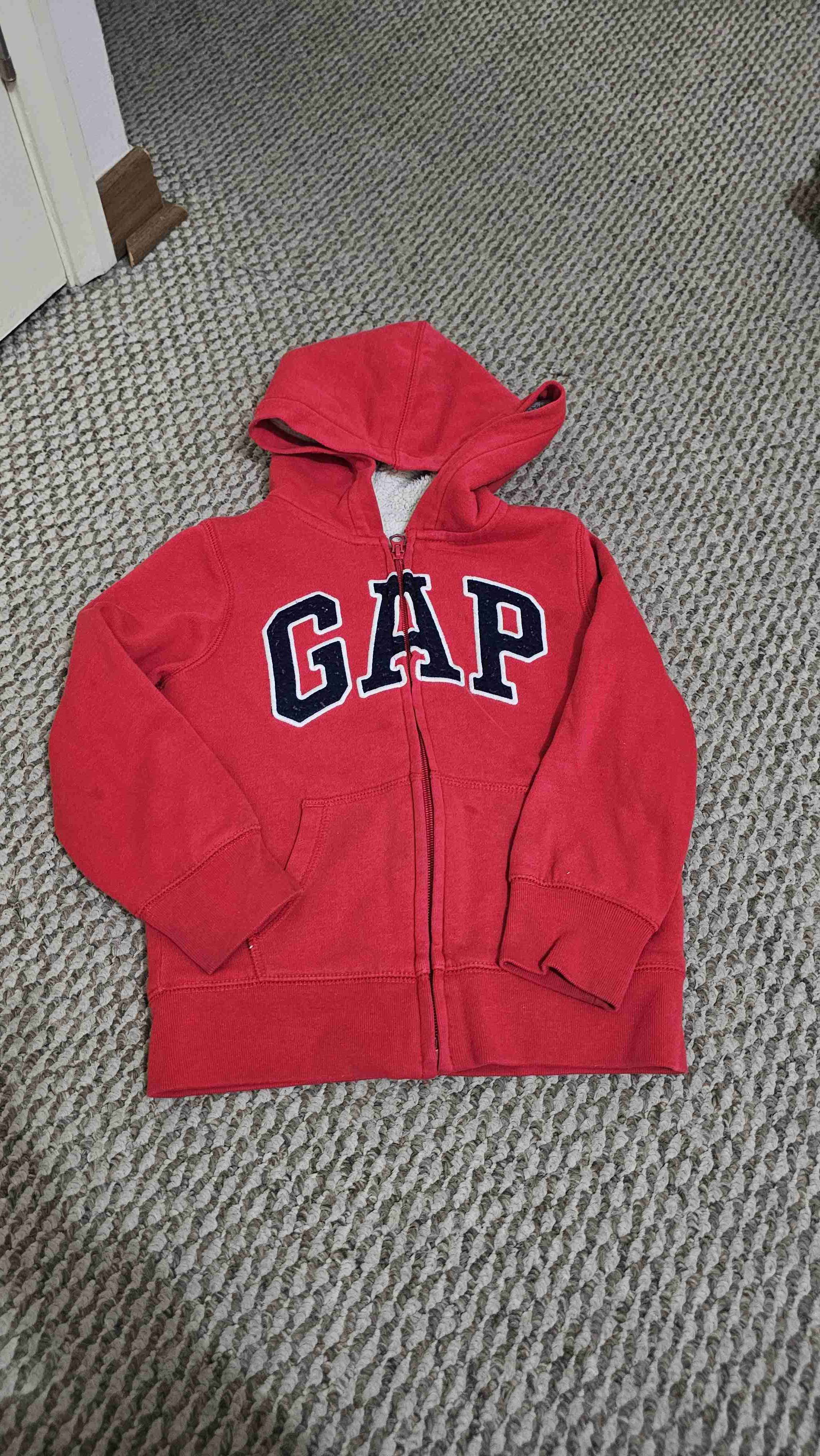 Polerón rojo GAP con capucha - miniatura 1