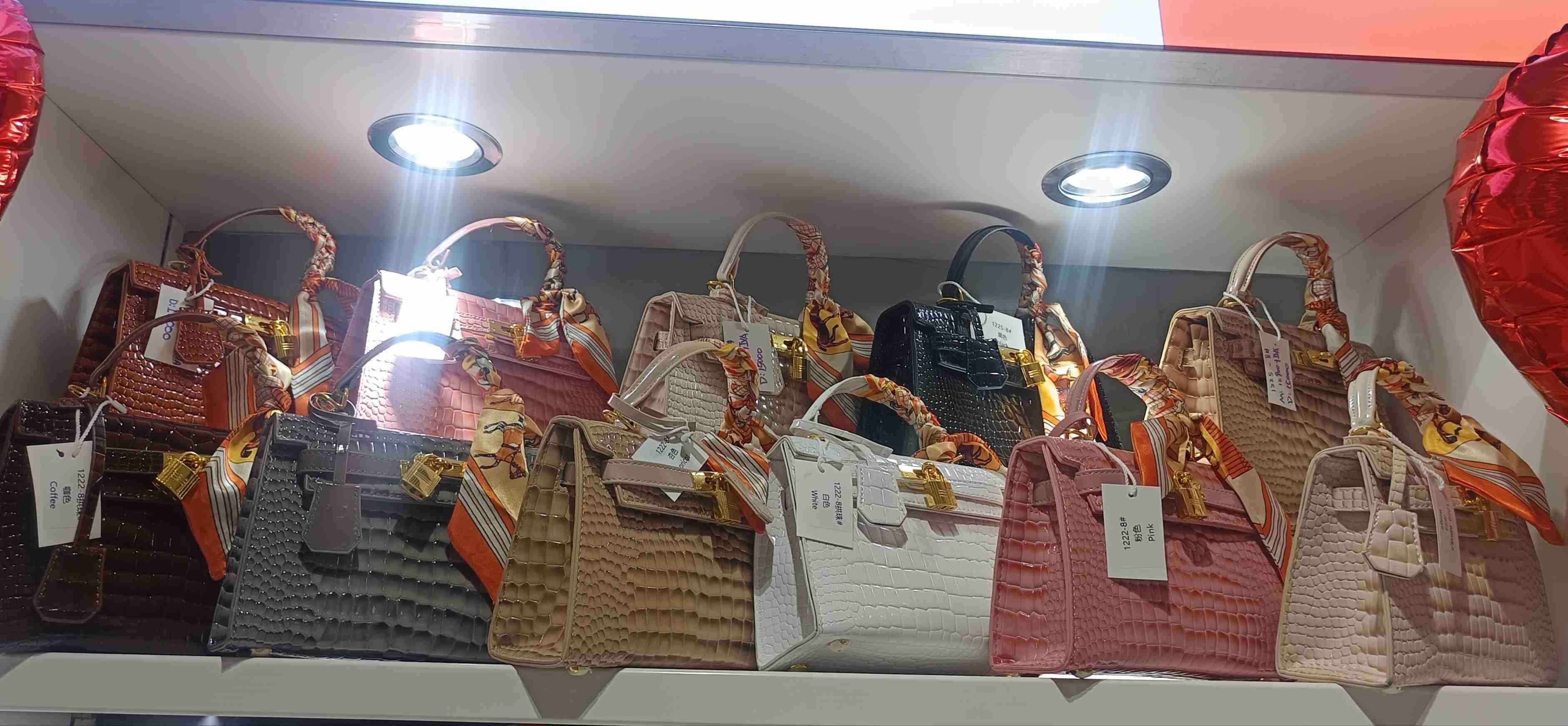 Cartera de mano con diseño texturizado - miniatura 2