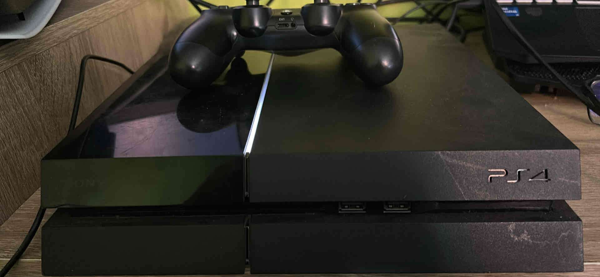 Consola PS4 con control negro - miniatura 1