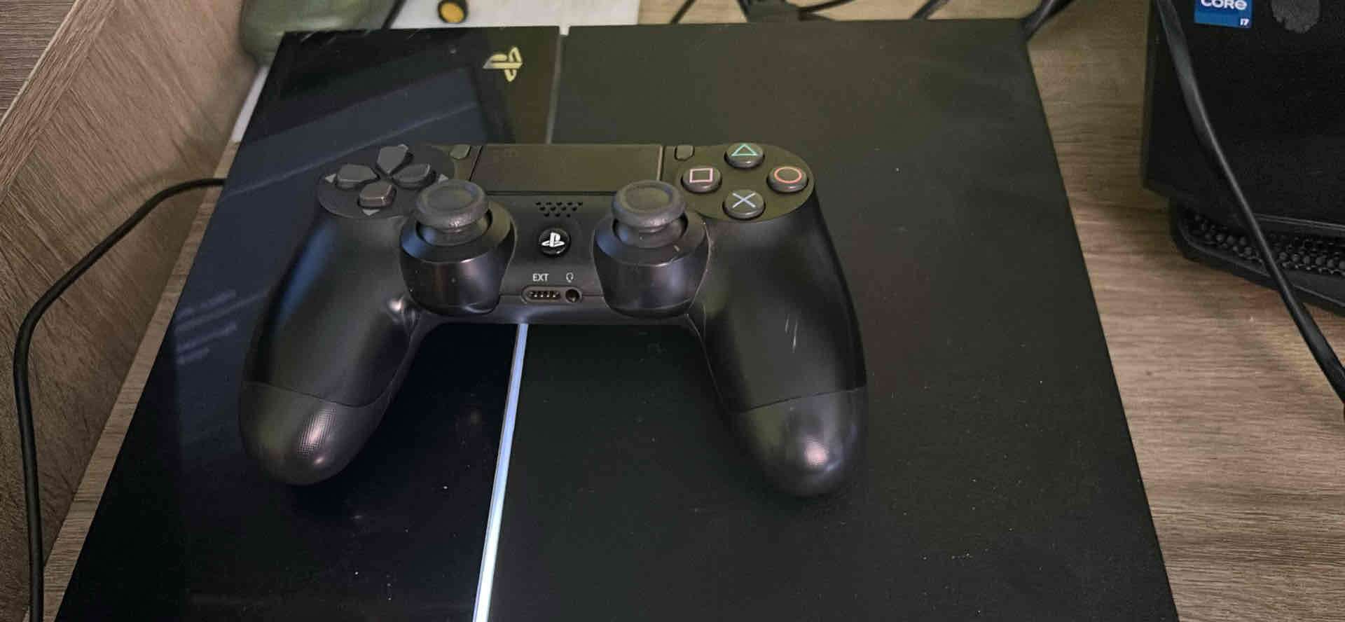 Consola PS4 con control negro - miniatura 2