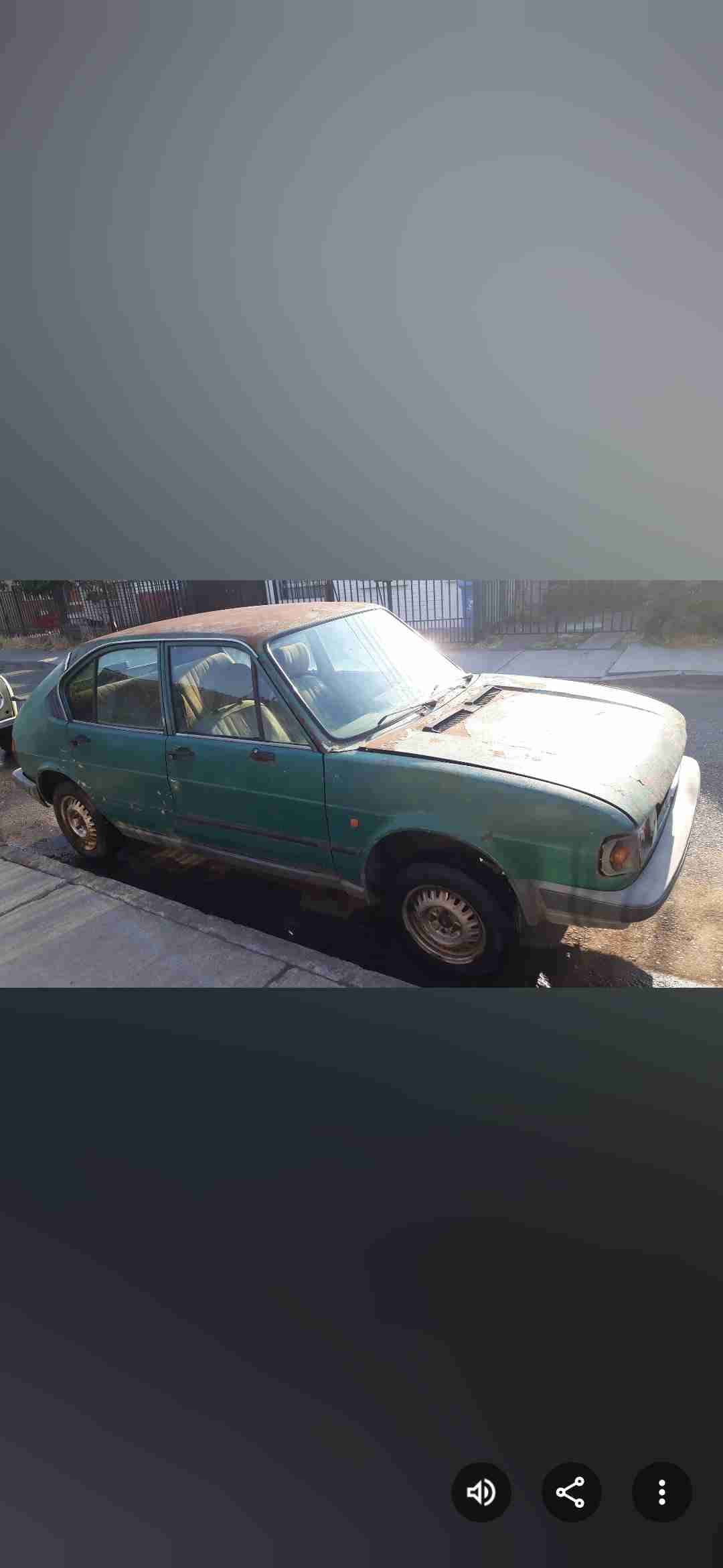 Auto clásico verde para restaurar - miniatura 3